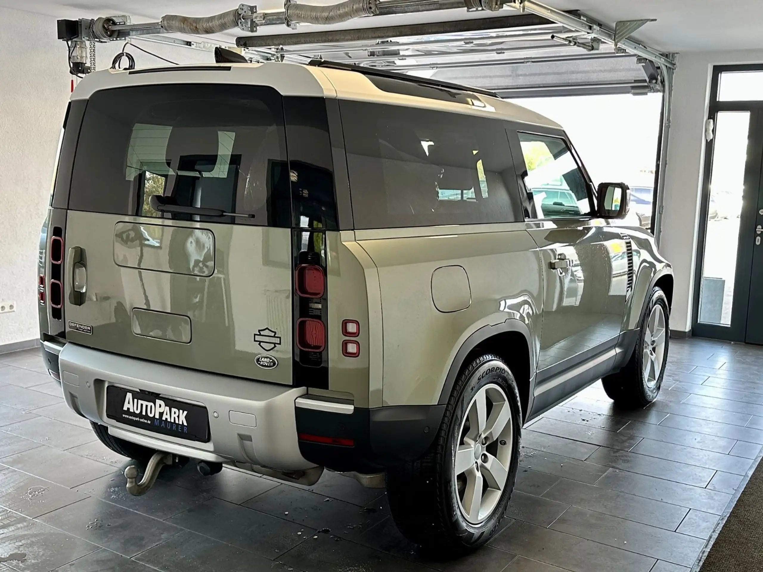 Land Rover - Defender