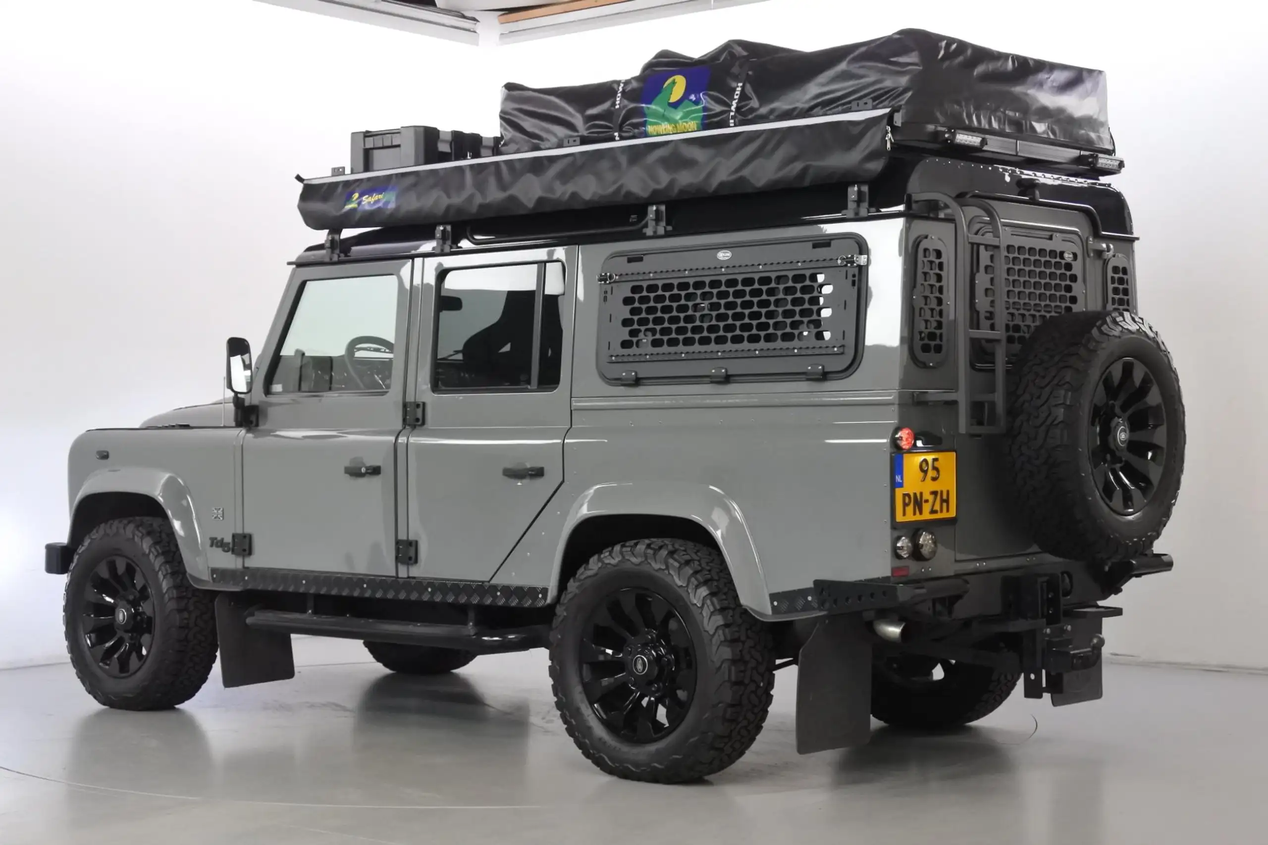 Land Rover - Defender