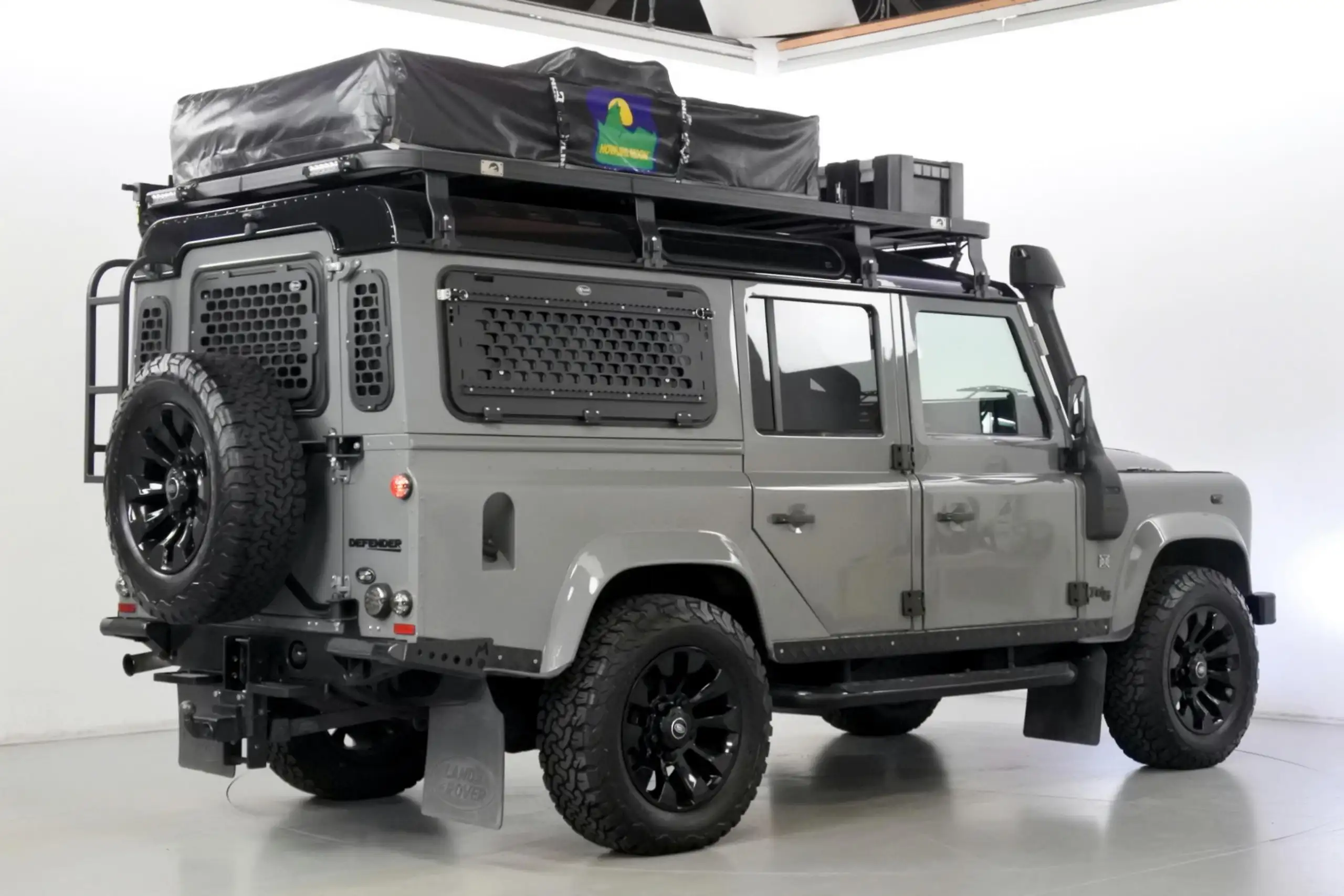 Land Rover - Defender