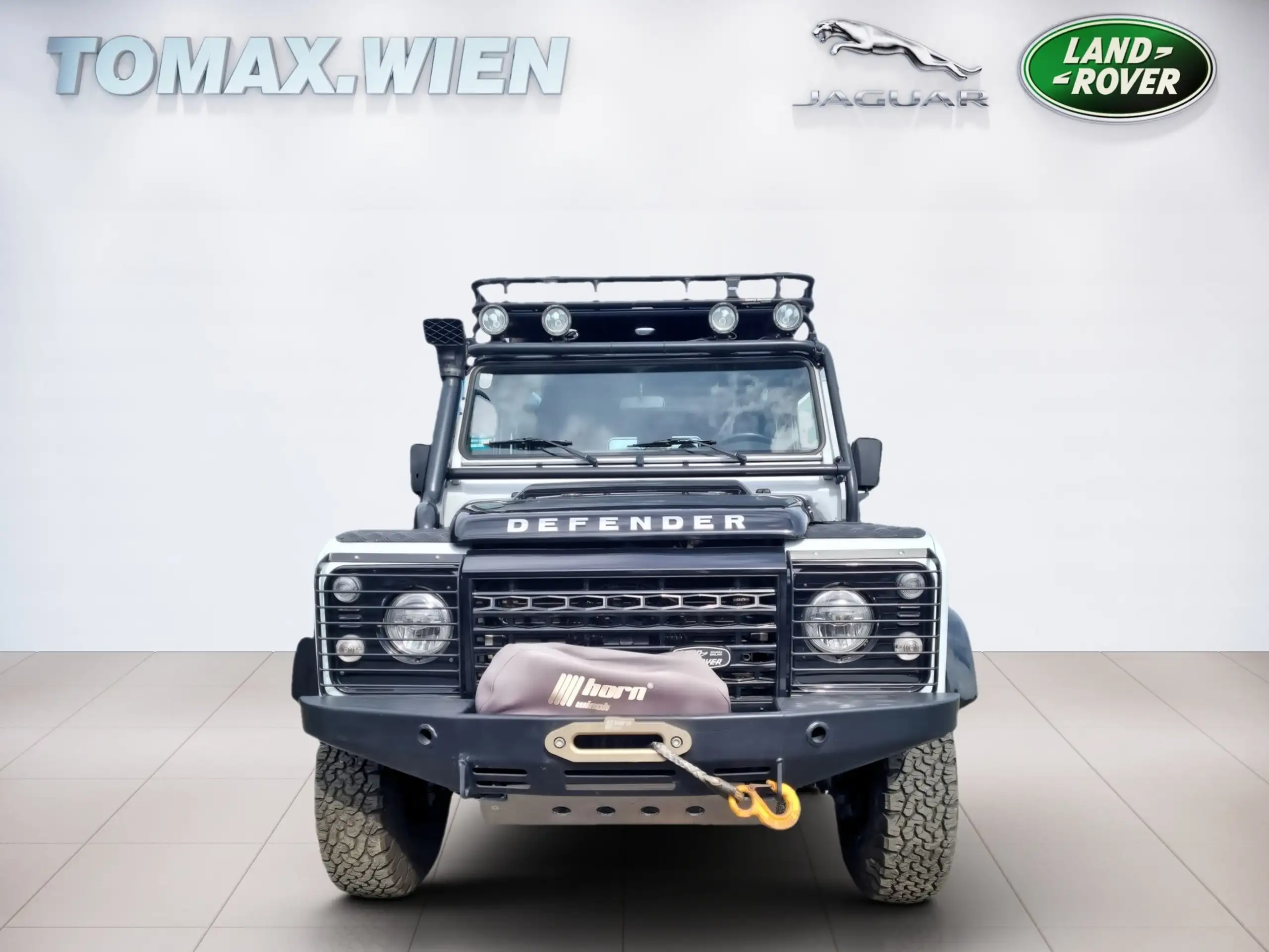 Land Rover - Defender