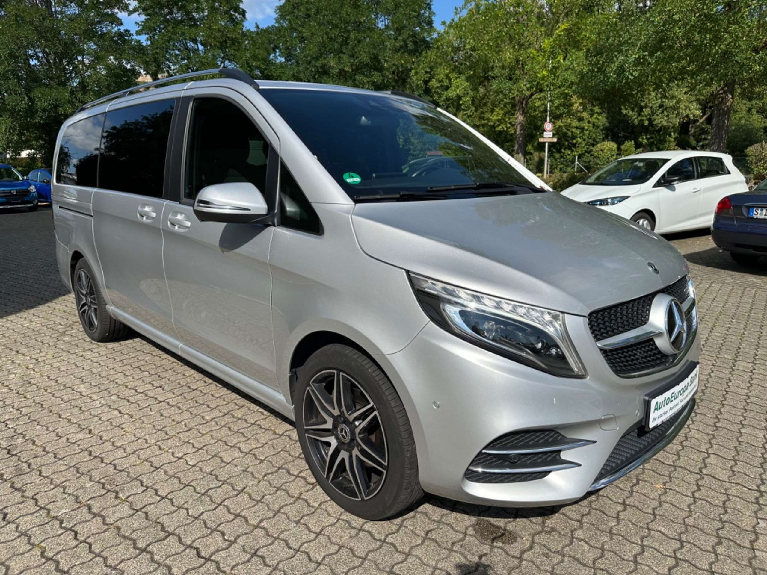 Mercedes-Benz - V 220