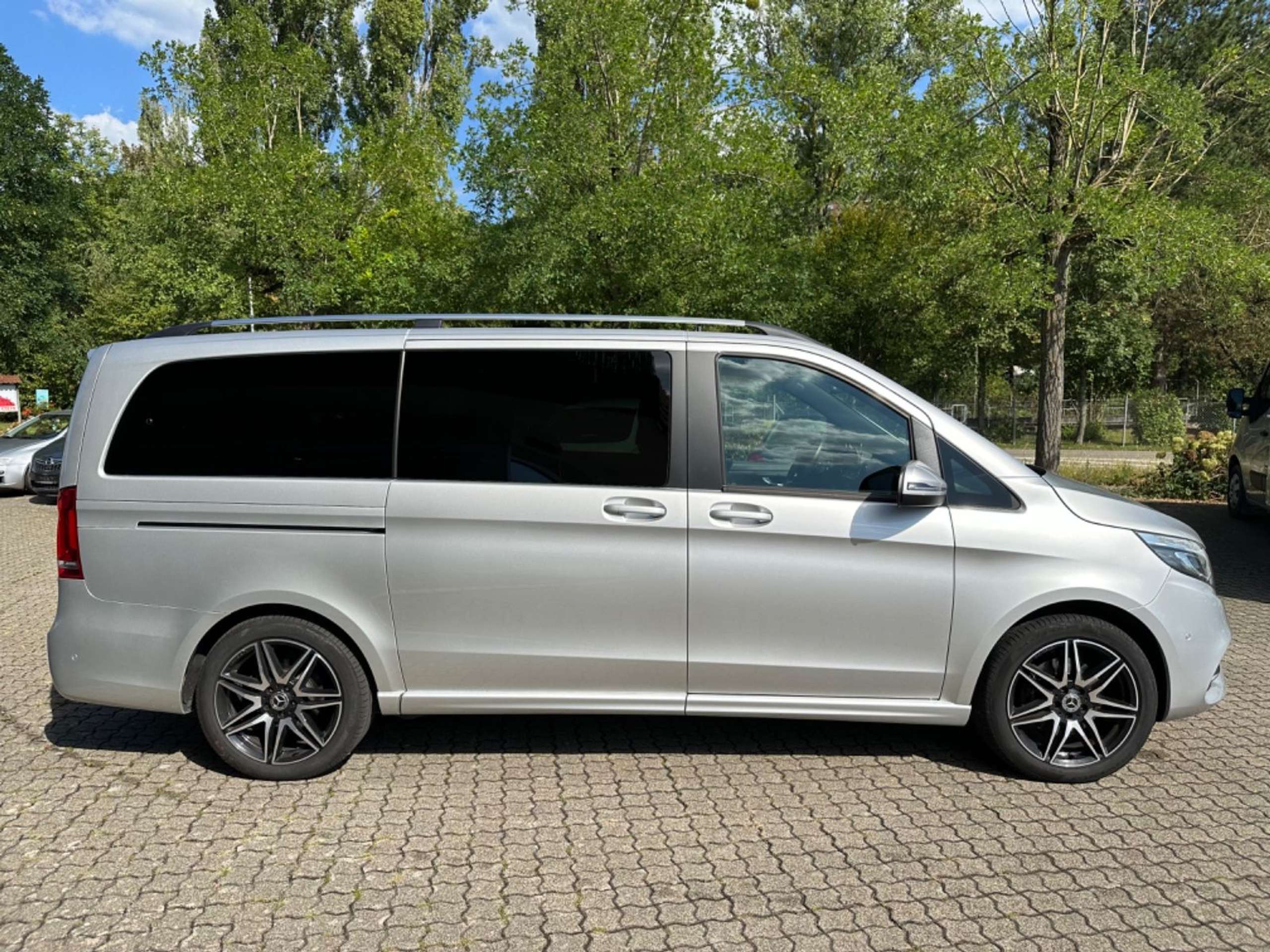 Mercedes-Benz - V 220