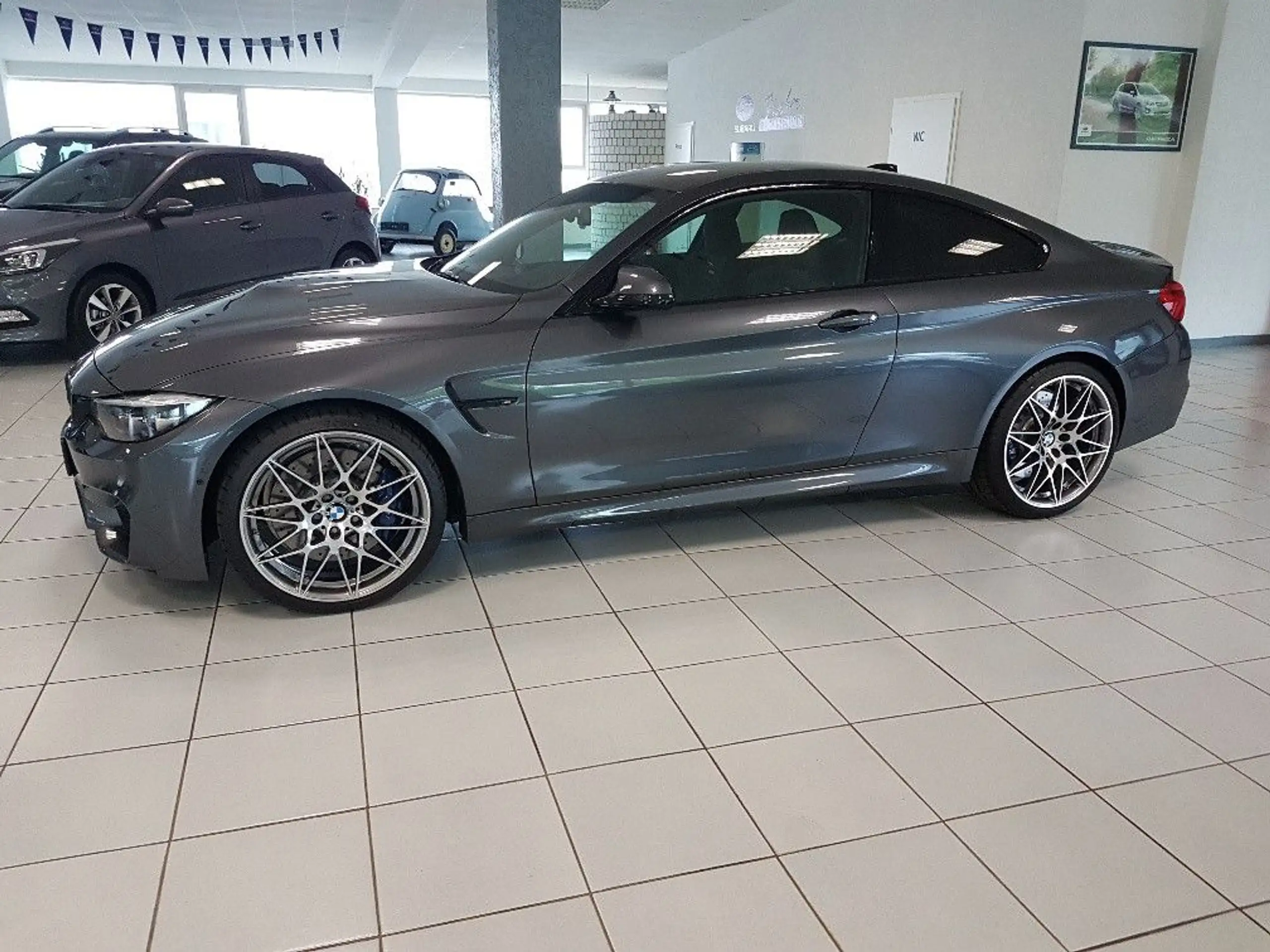 BMW - M4