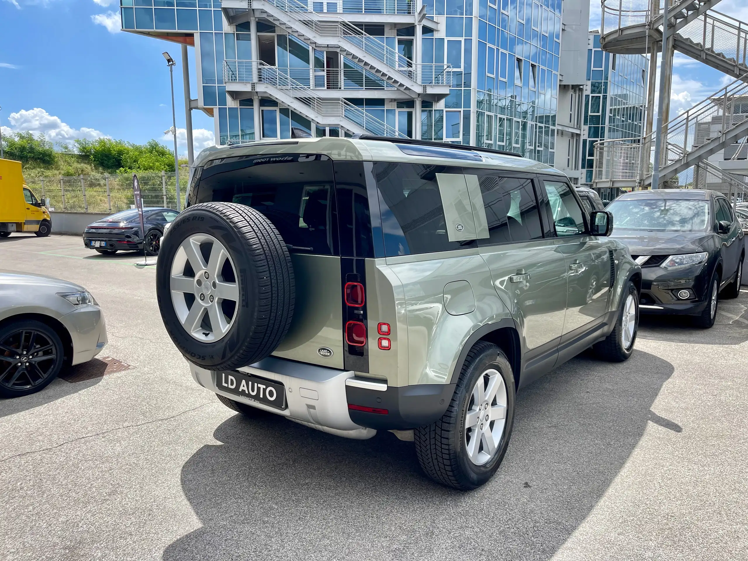 Land Rover - Defender