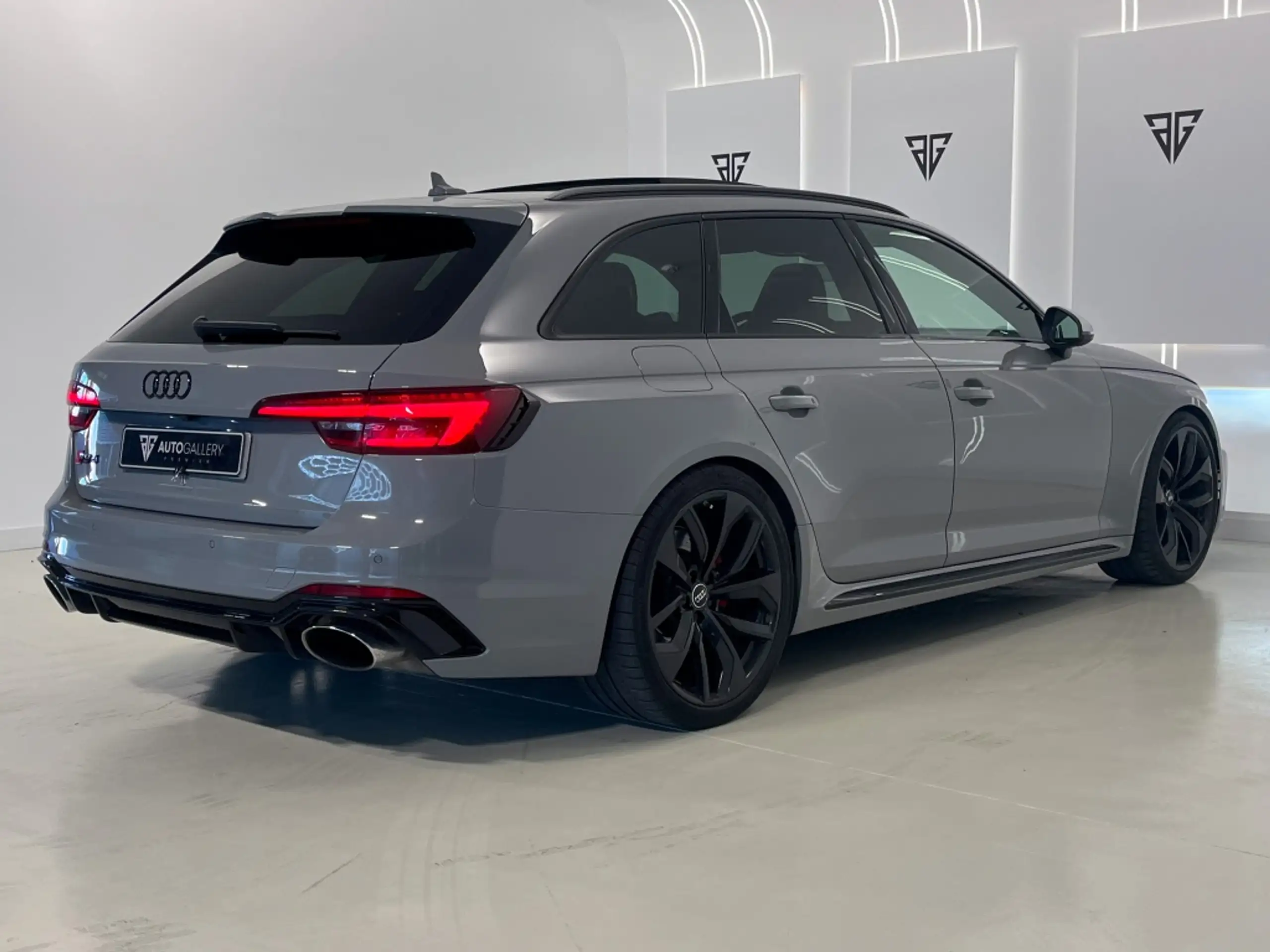 Audi - RS4