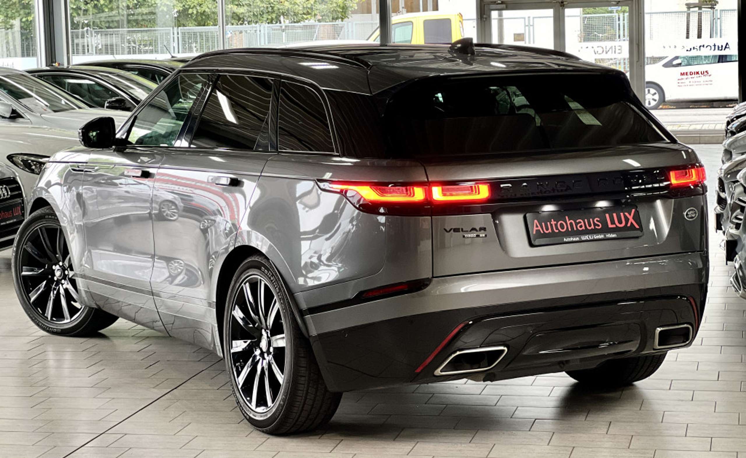 Land Rover - Range Rover Velar