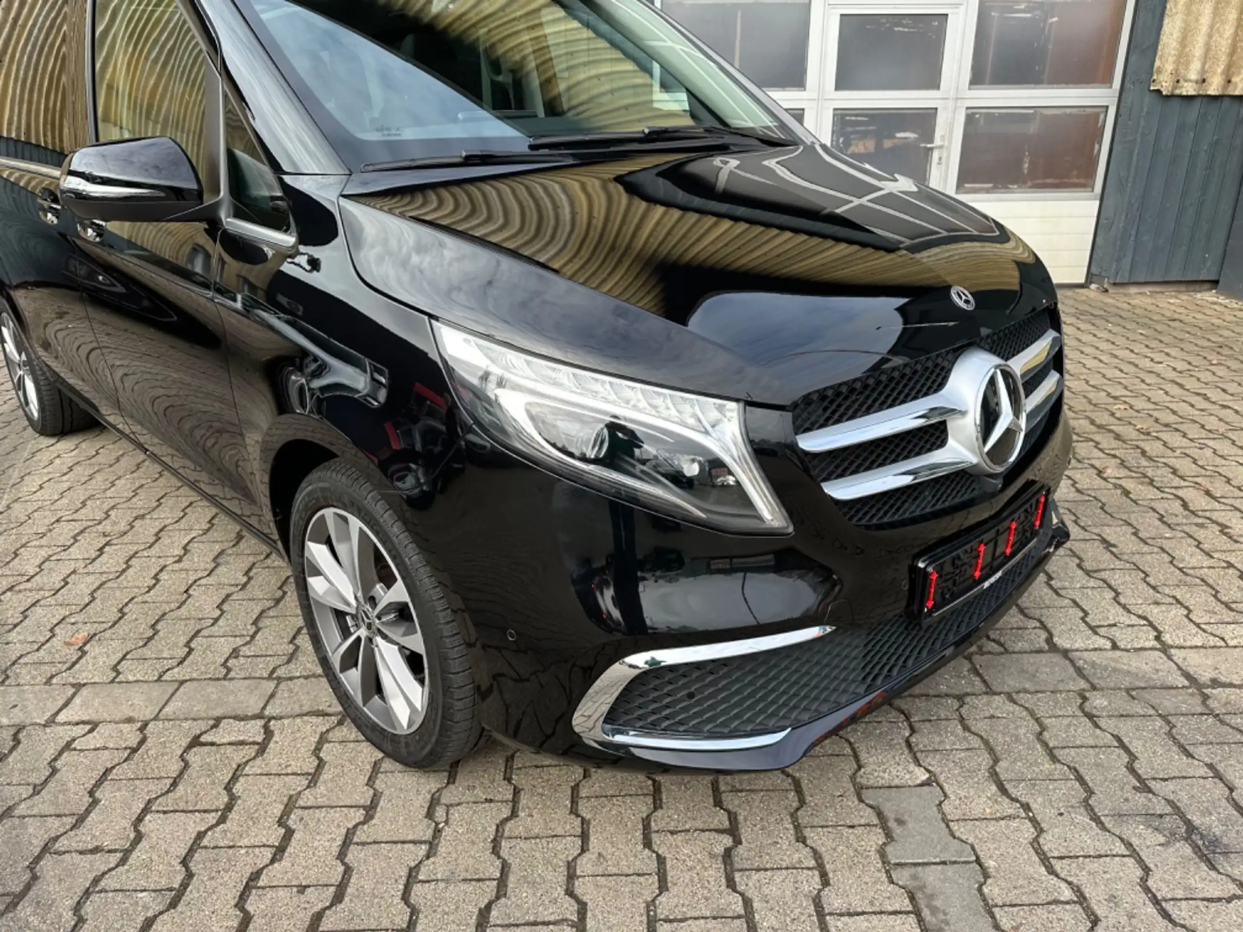 Mercedes-Benz - V 300