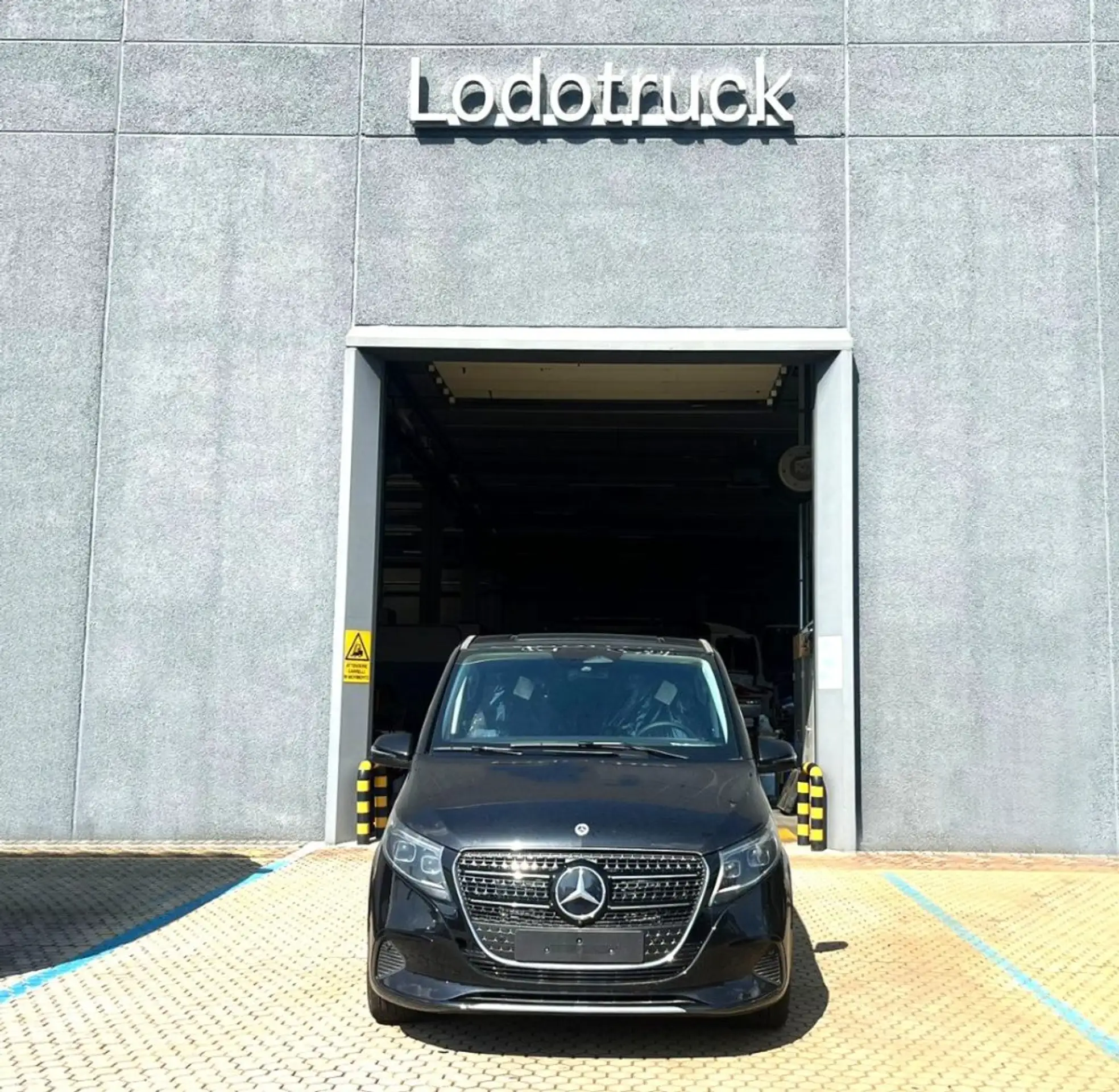 Mercedes-Benz - V 250