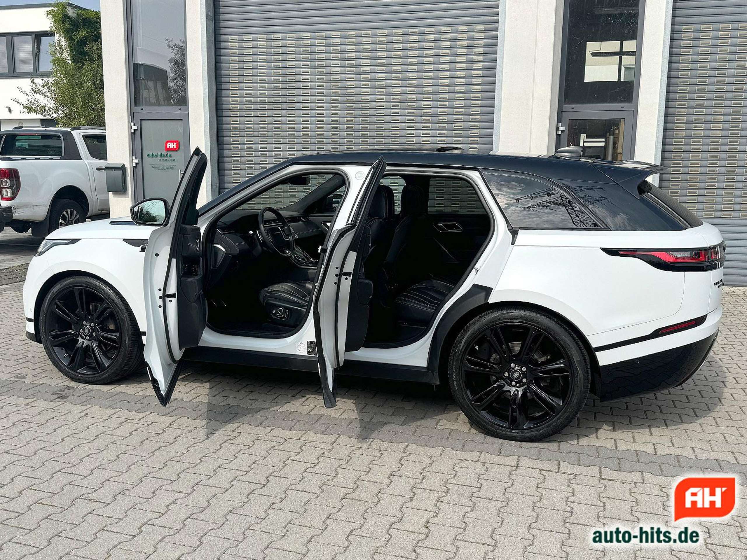 Land Rover - Range Rover Velar