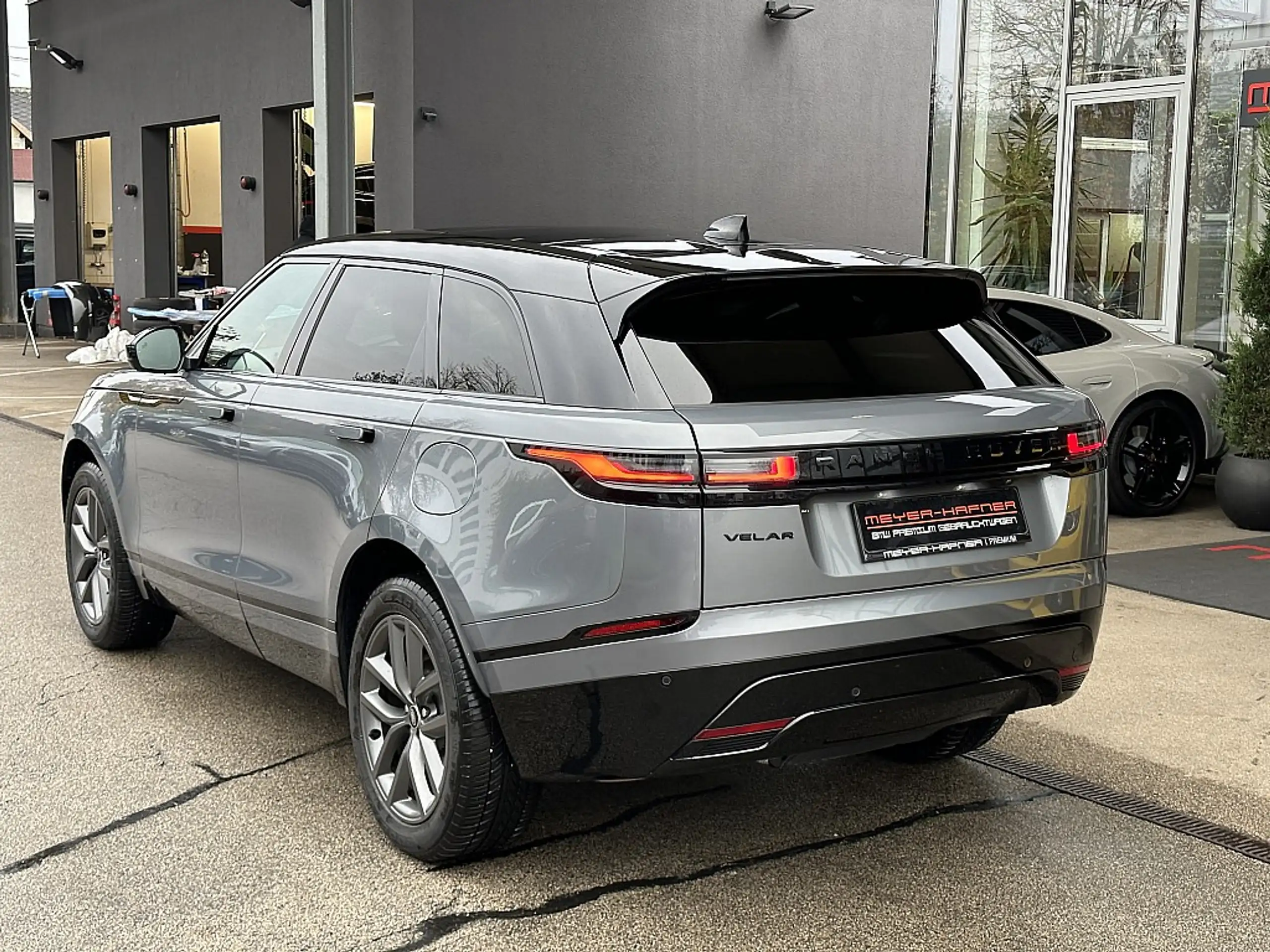 Land Rover - Range Rover Velar