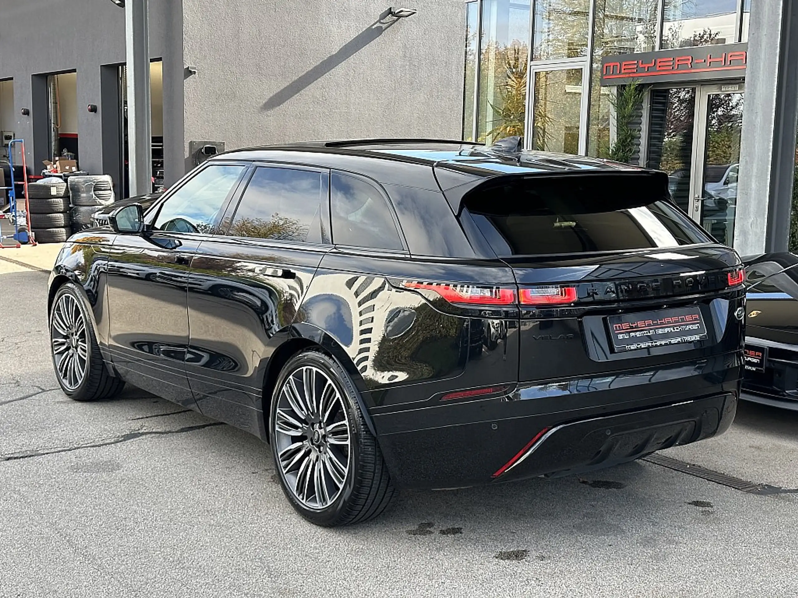 Land Rover - Range Rover Velar