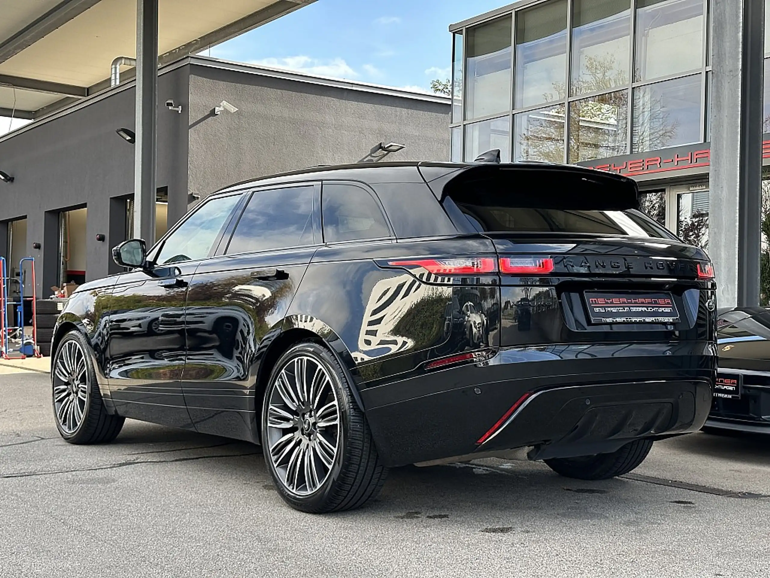 Land Rover - Range Rover Velar