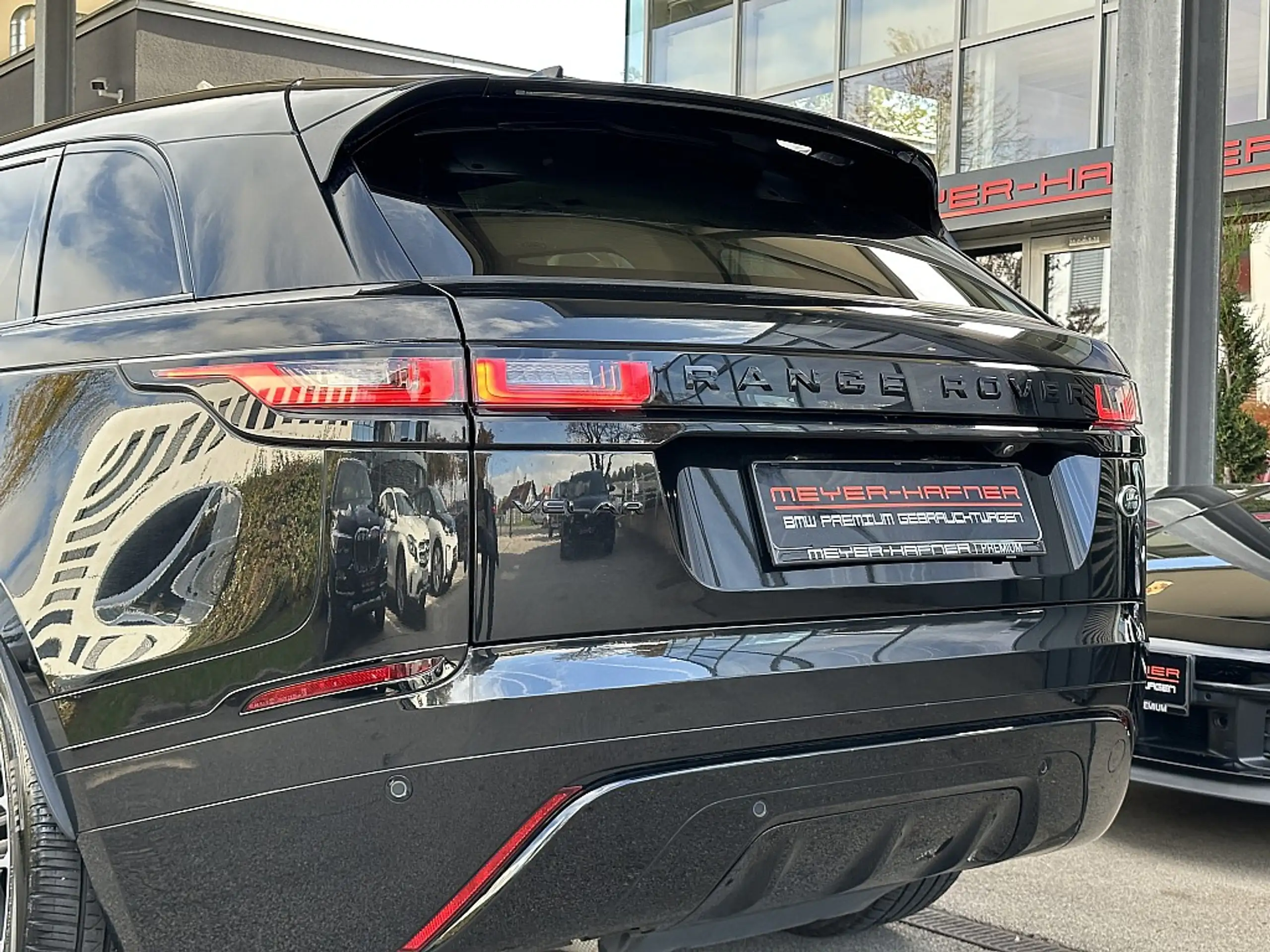 Land Rover - Range Rover Velar