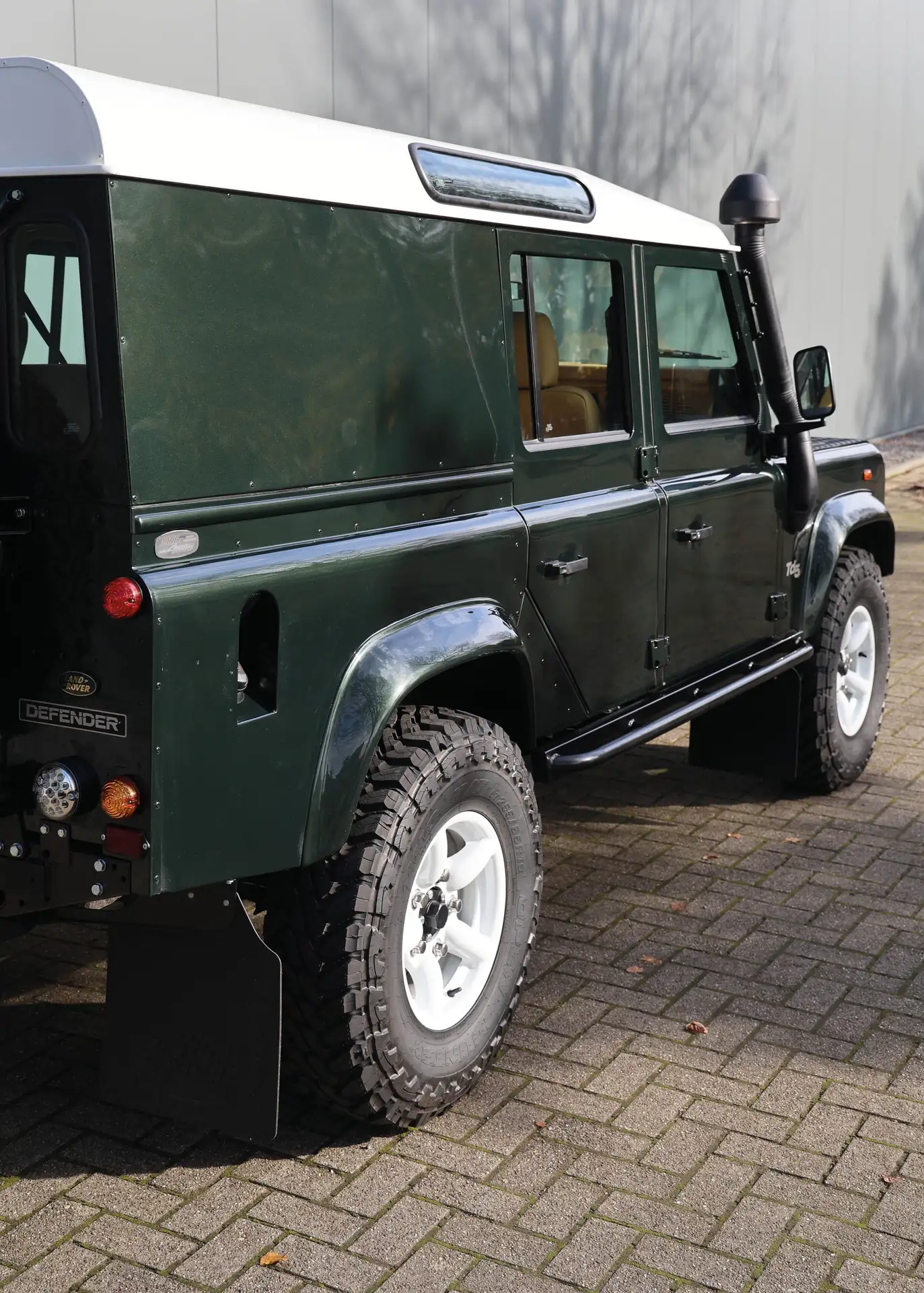 Land Rover - Defender