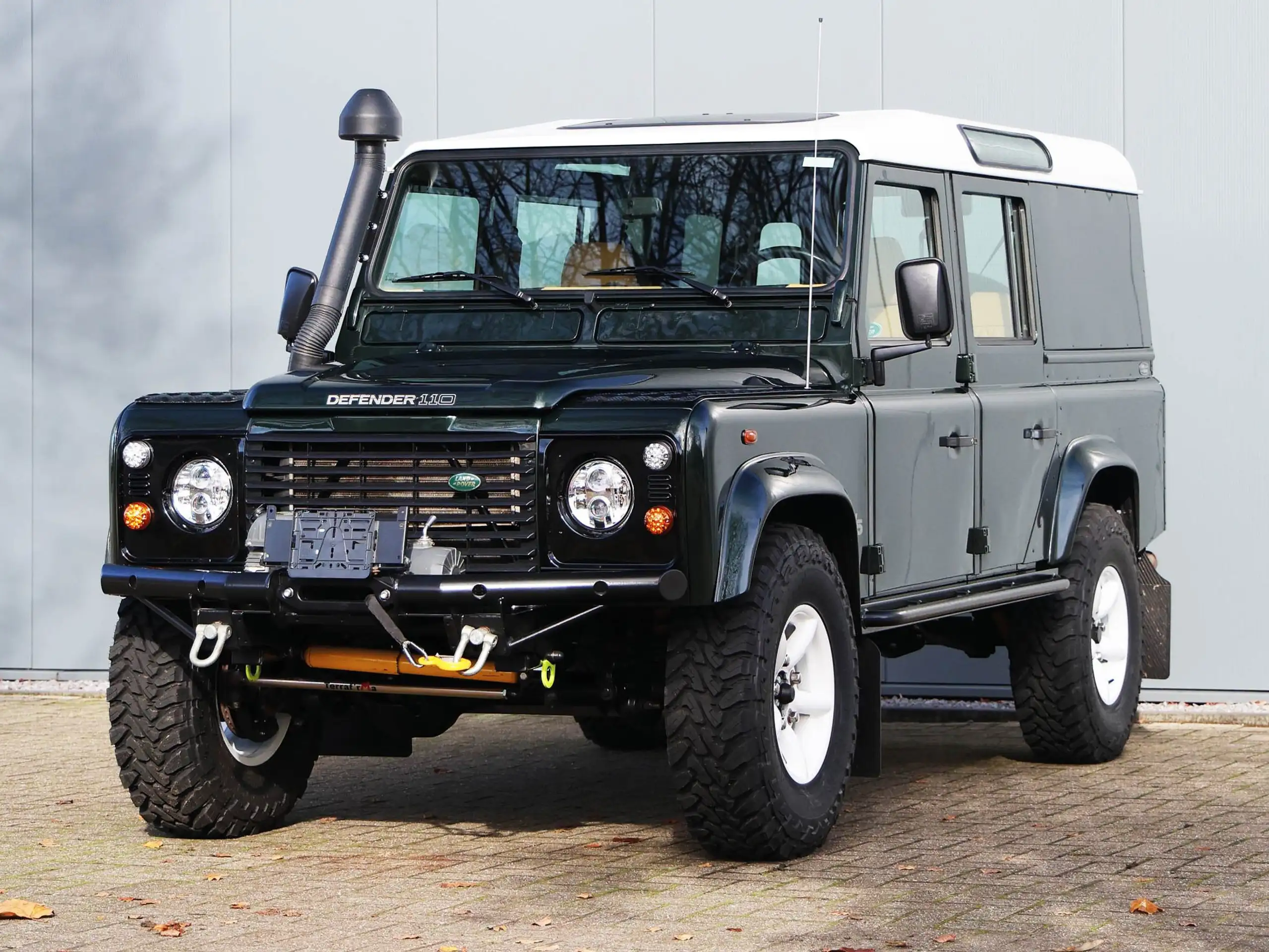 Land Rover - Defender