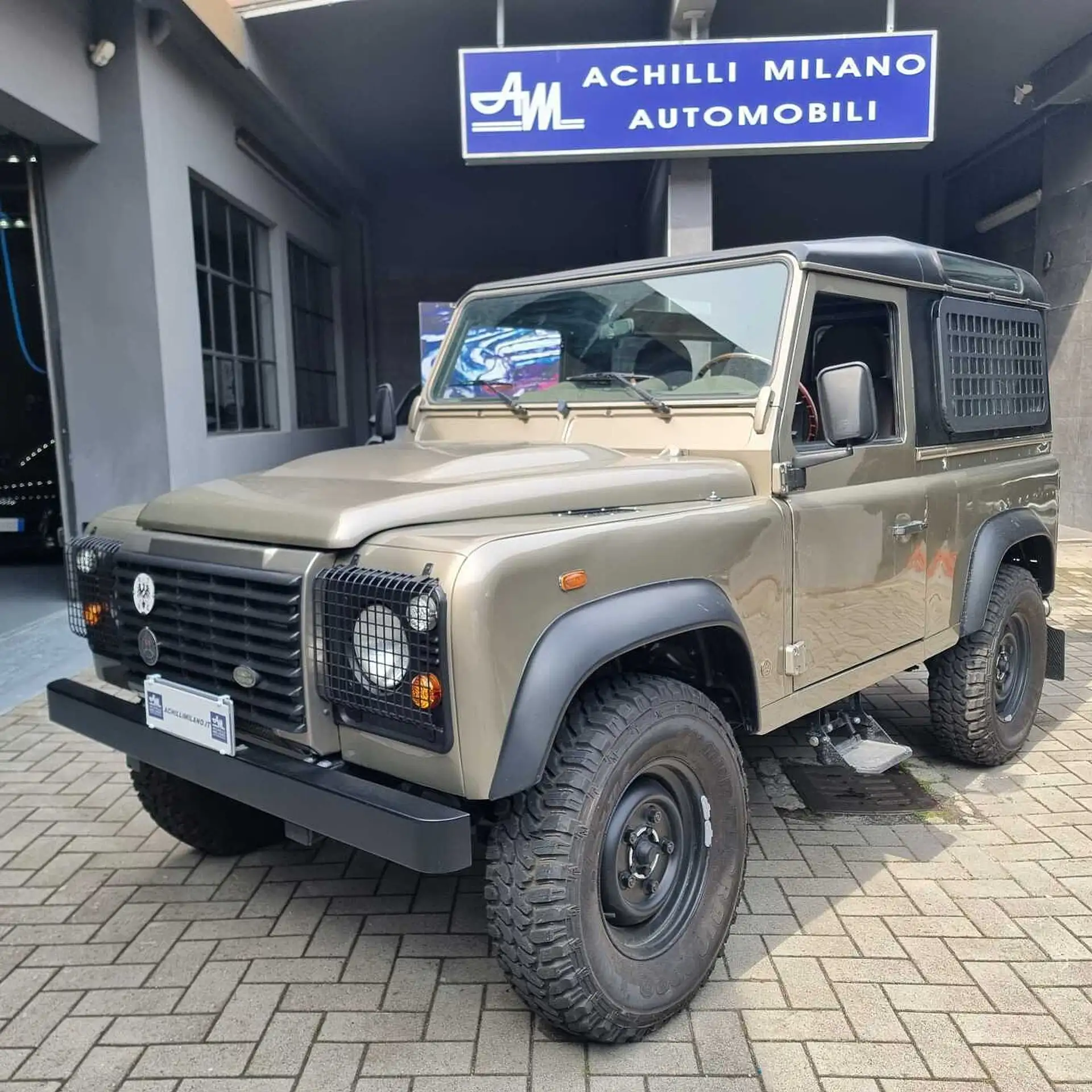 Land Rover Defender 2011