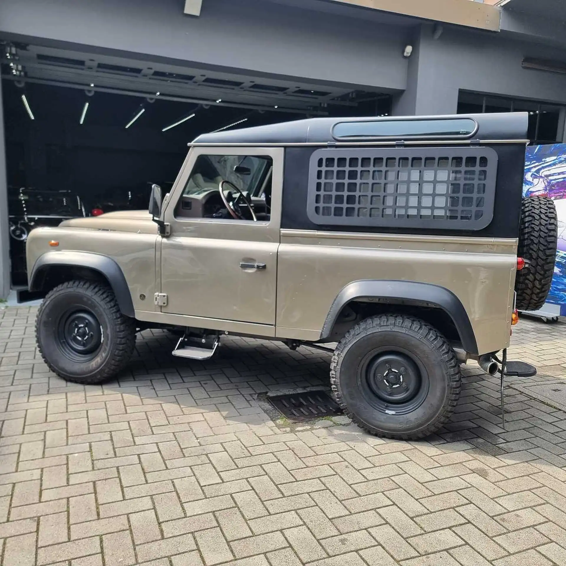 Land Rover - Defender