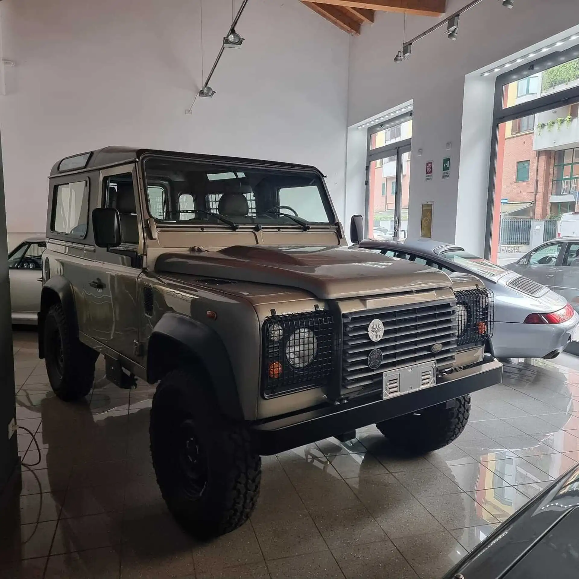 Land Rover - Defender