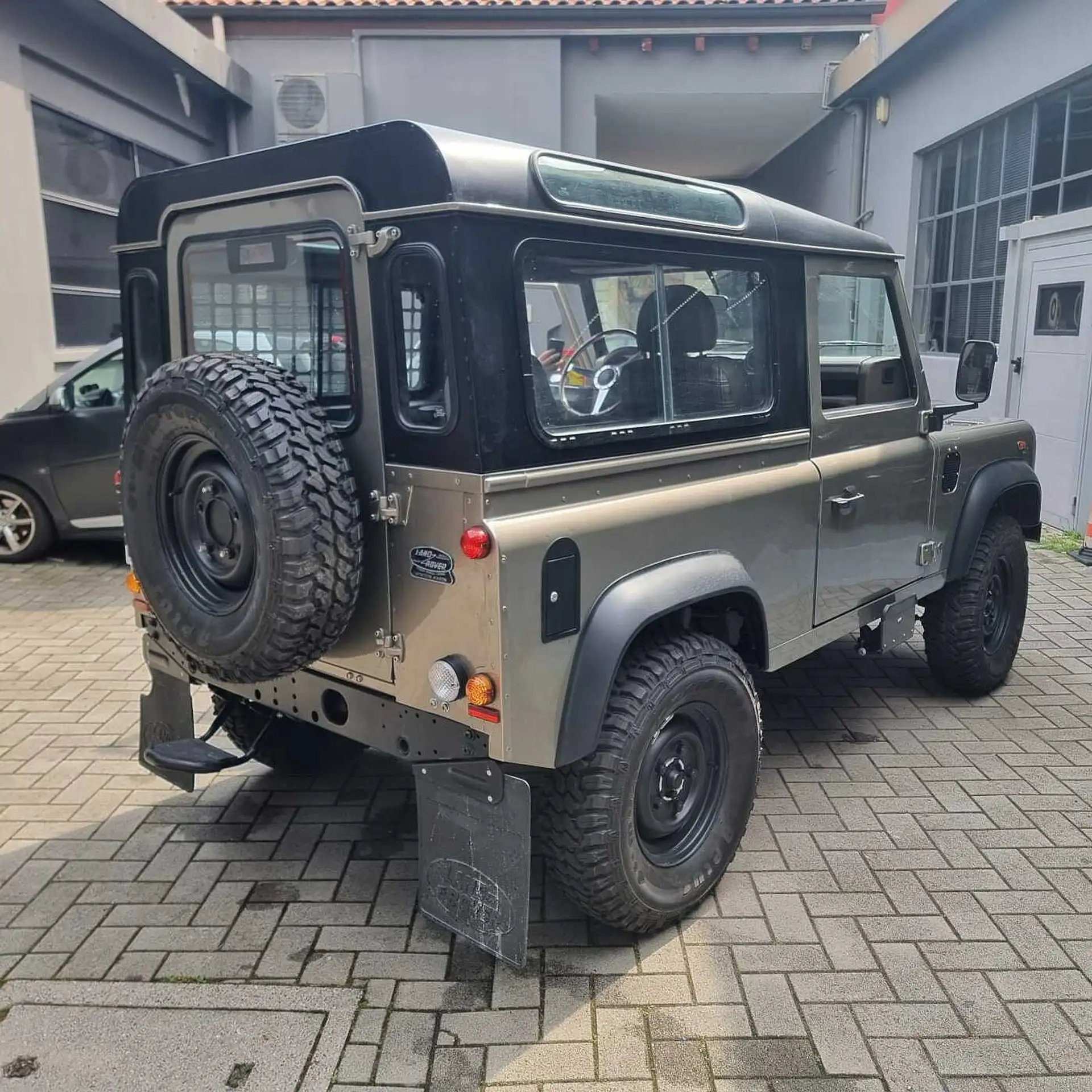 Land Rover - Defender