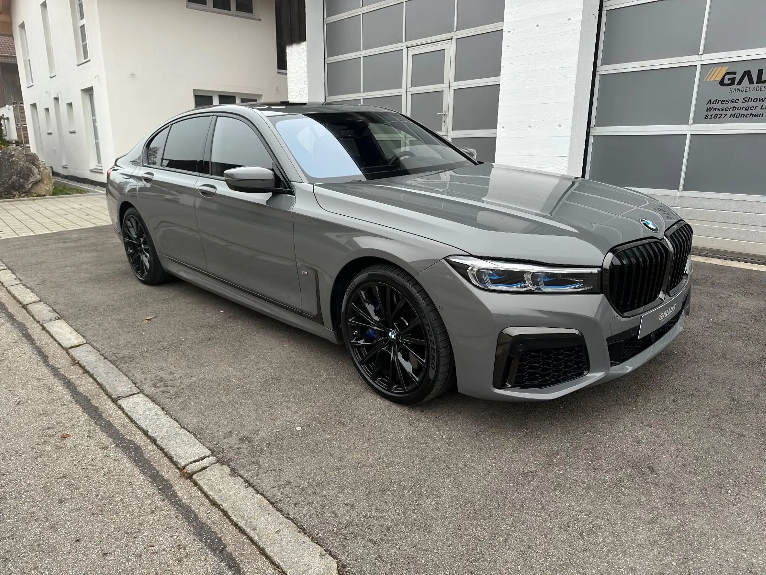 BMW - 730