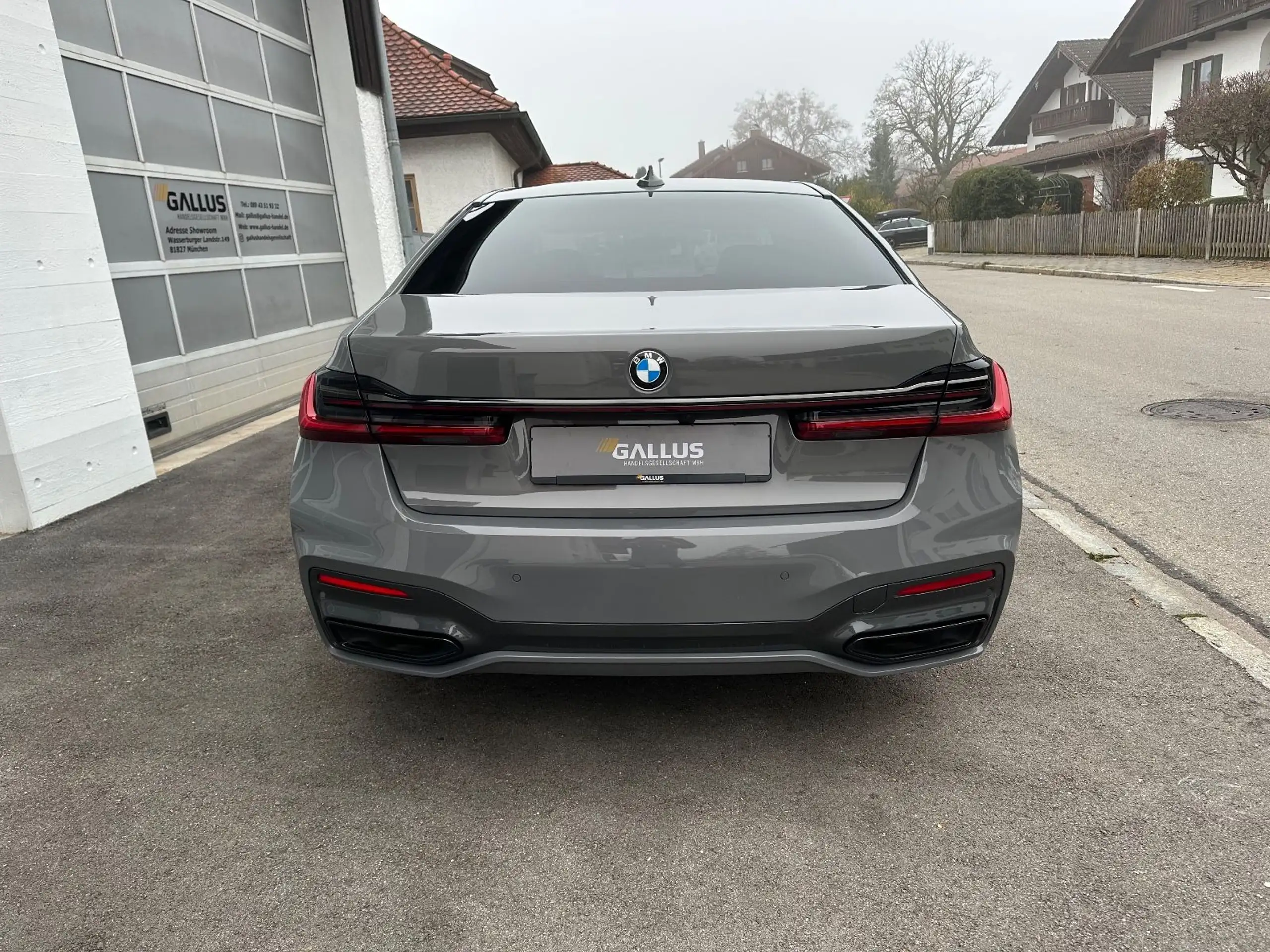 BMW - 730