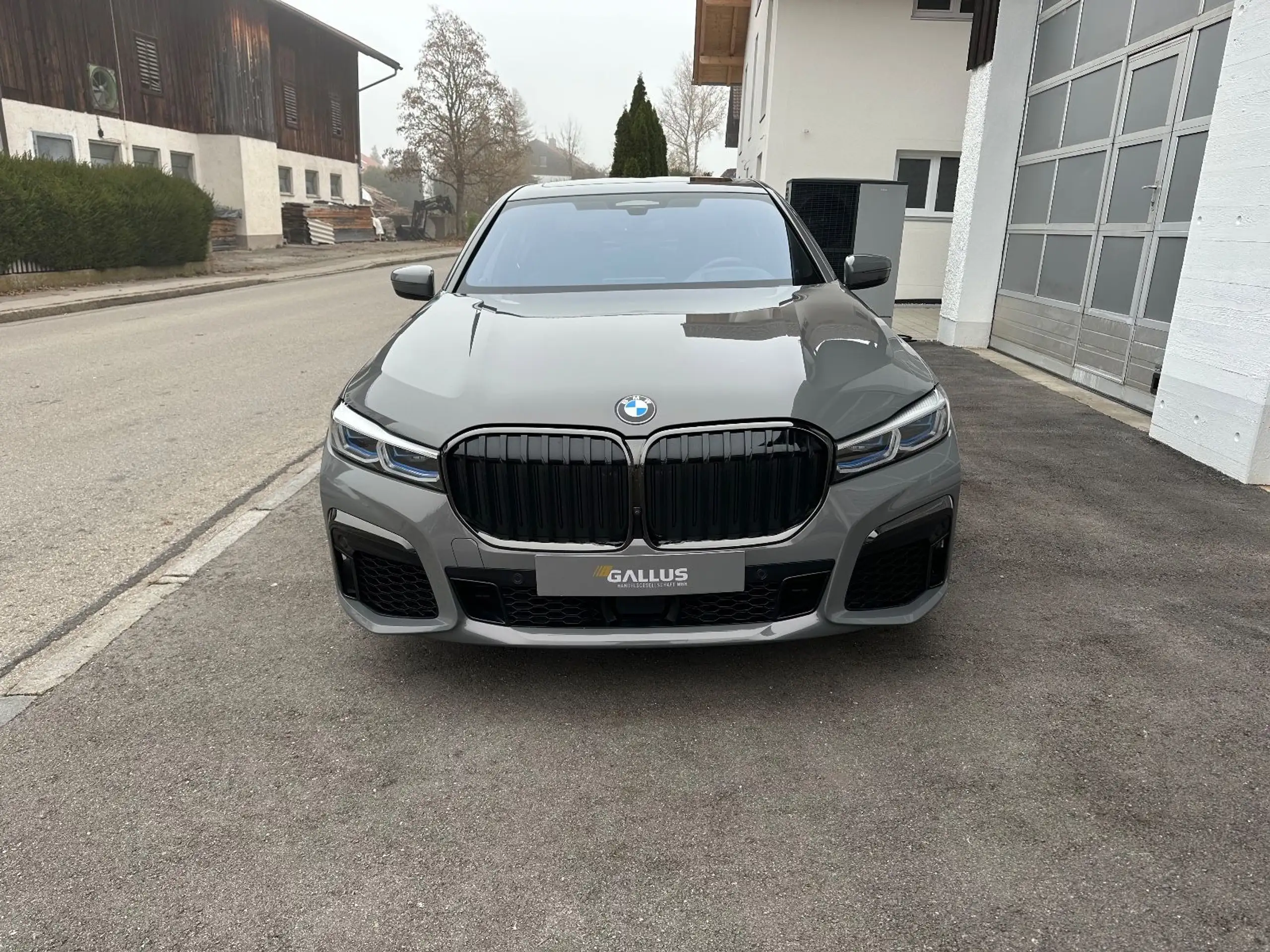 BMW - 730