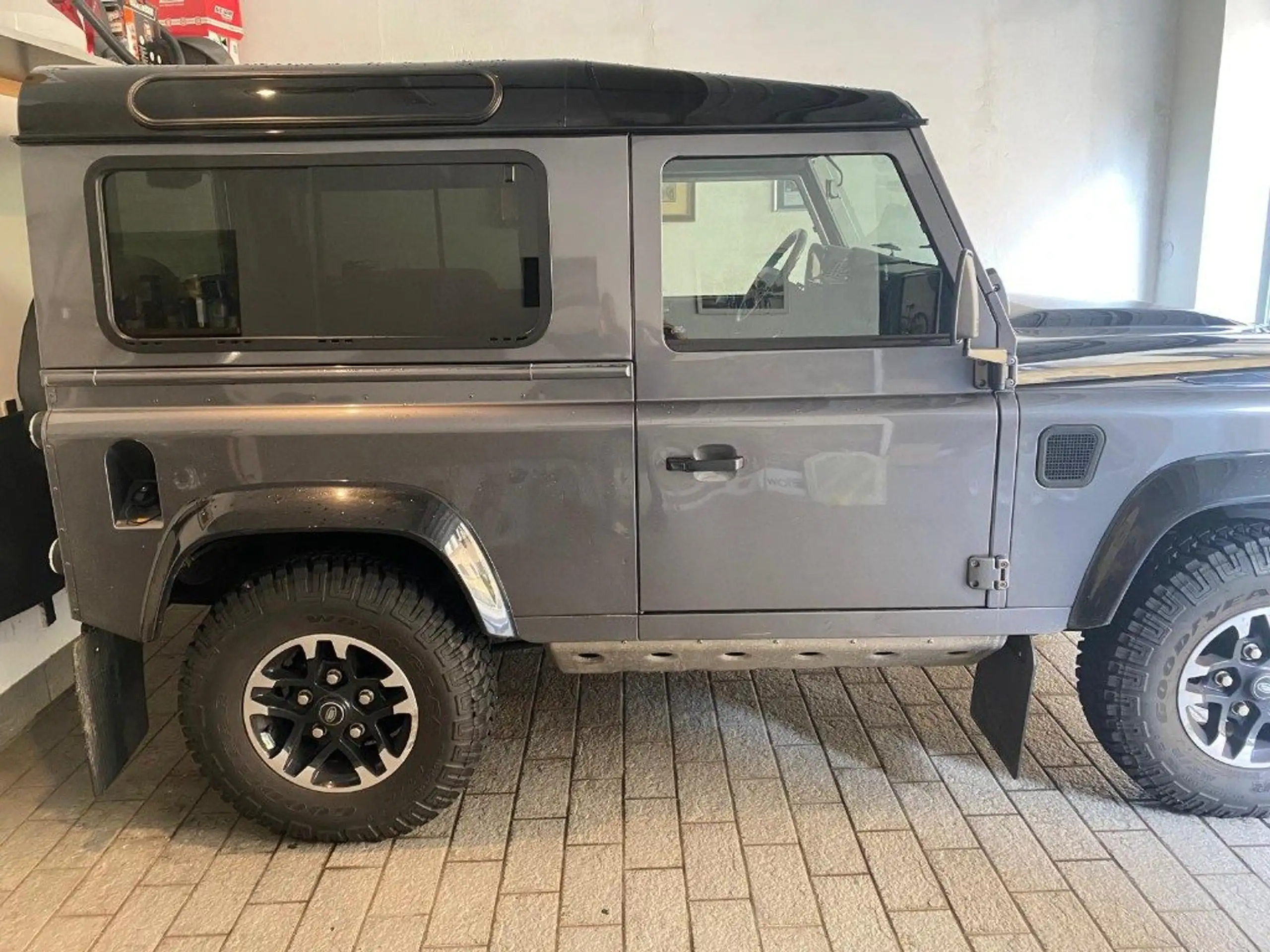 Land Rover - Defender