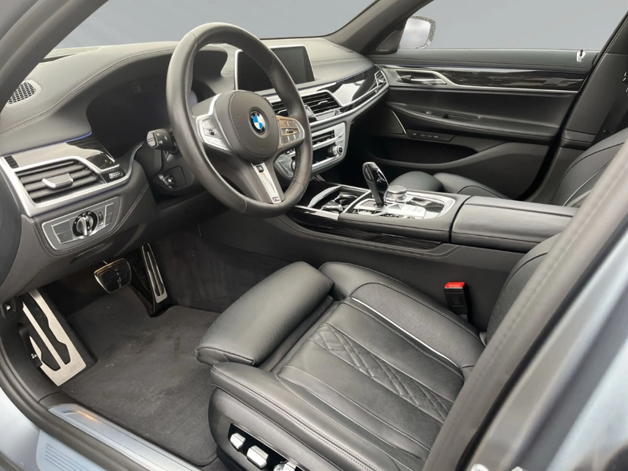 BMW - 745