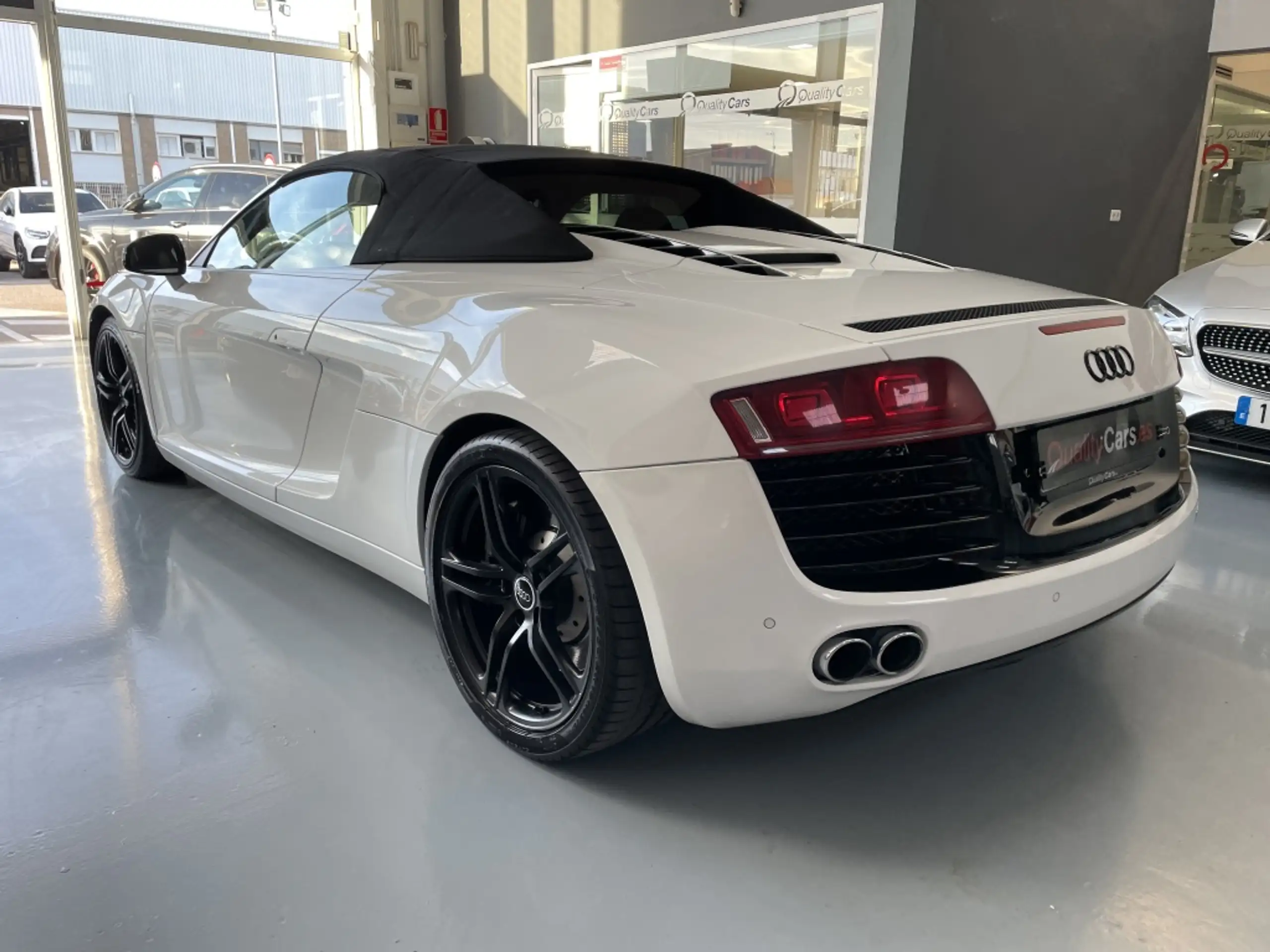 Audi - R8