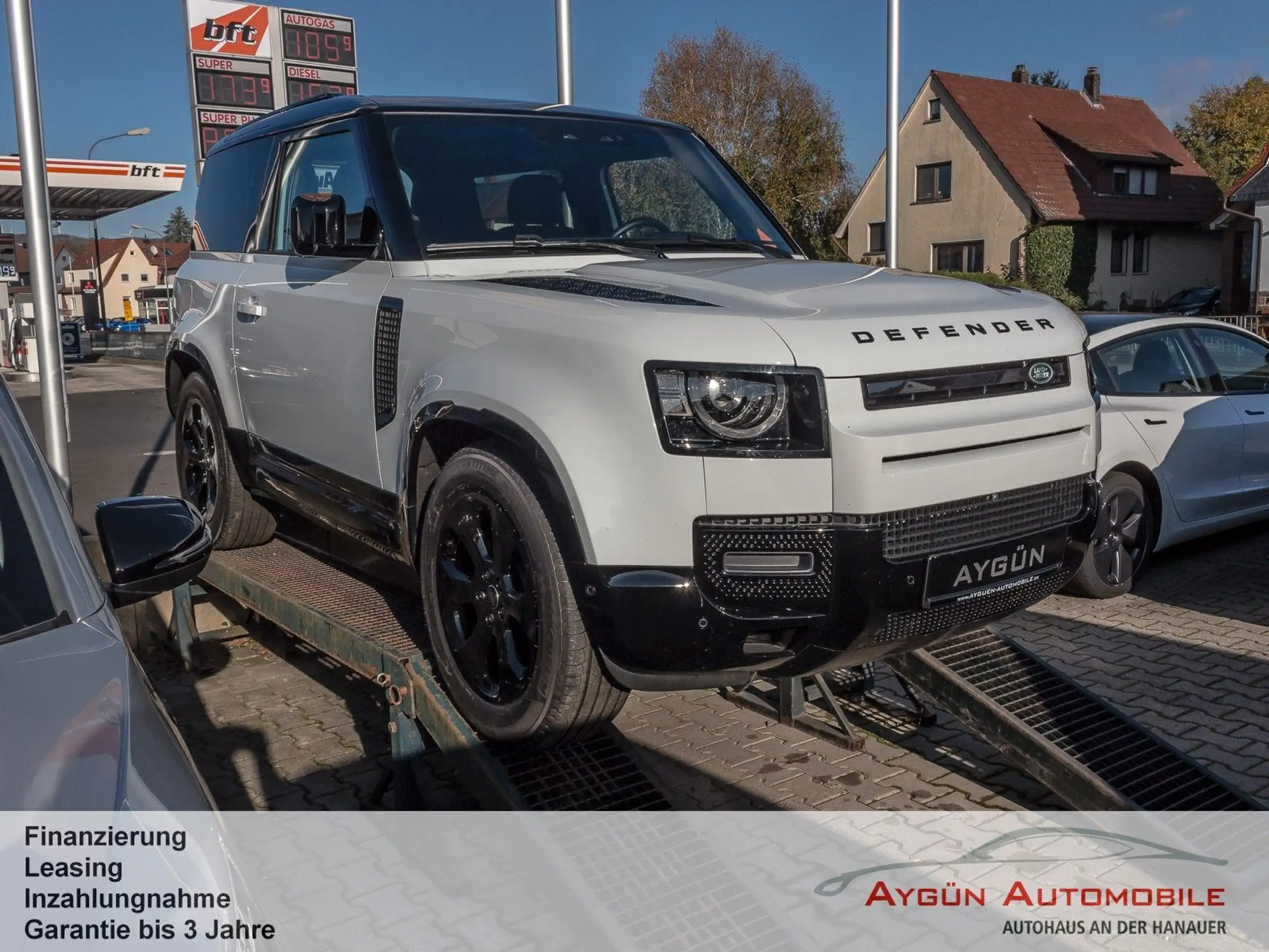 Land Rover Defender 2023