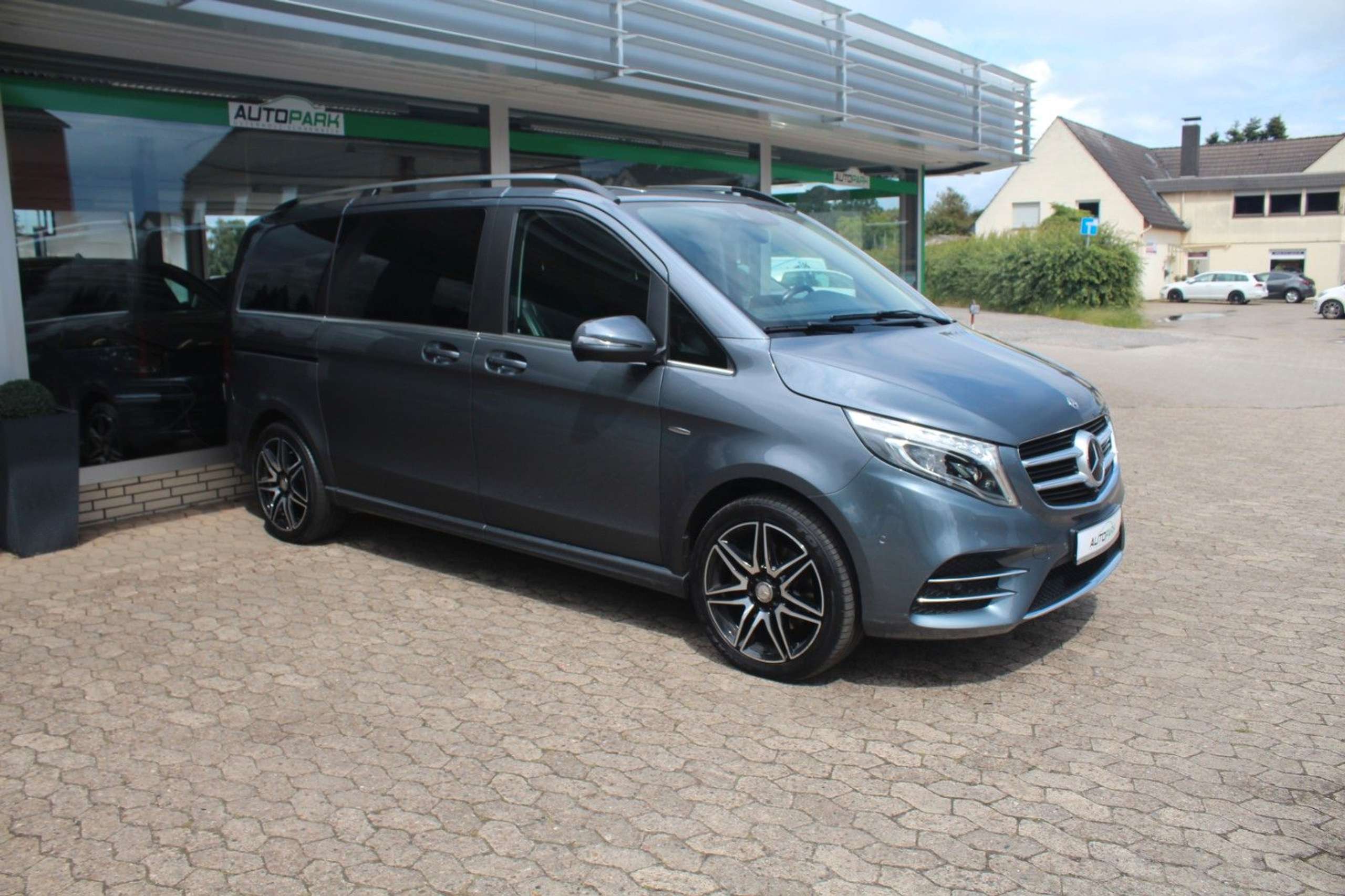 Mercedes-Benz - V 250