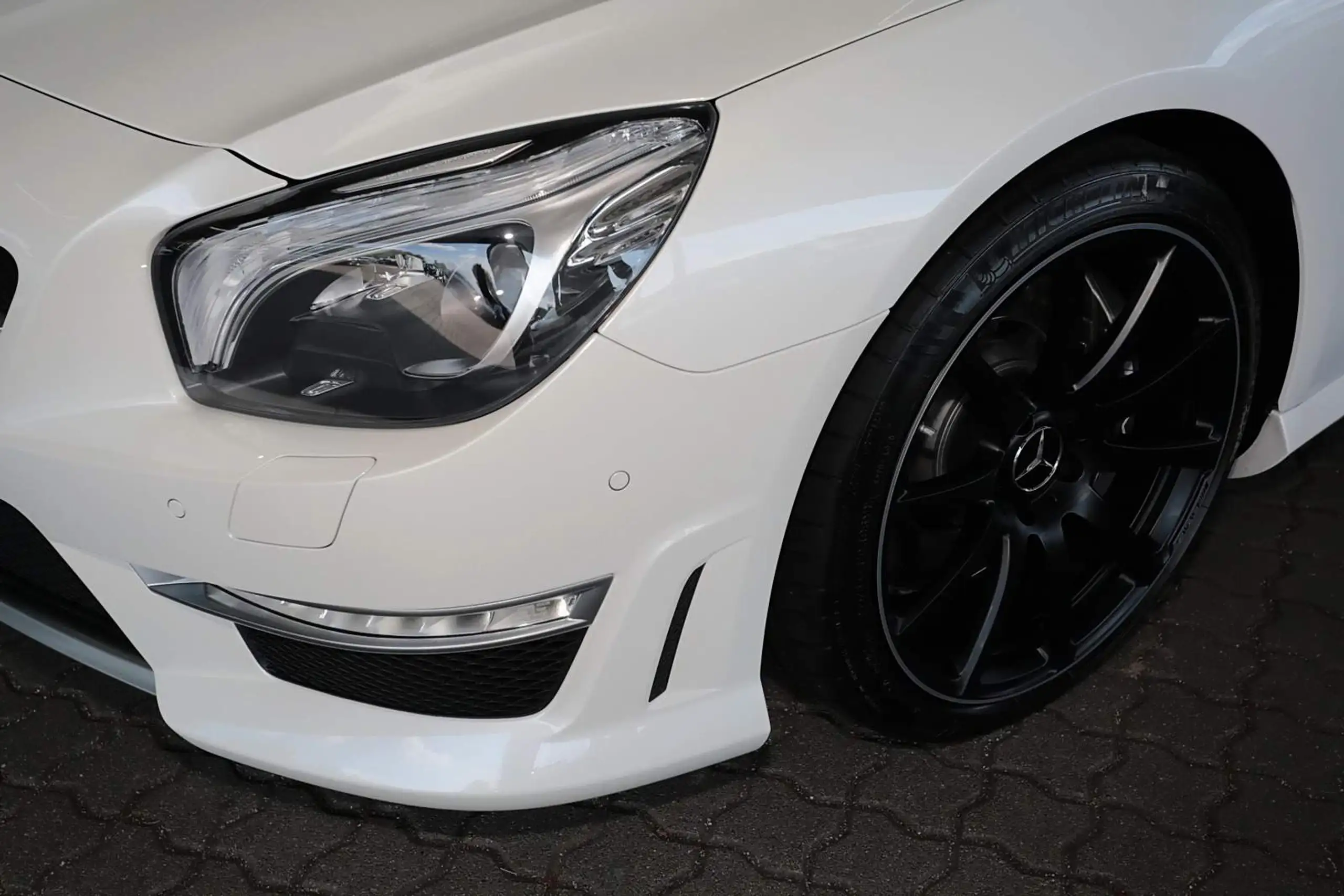 Mercedes-Benz - SL 63 AMG