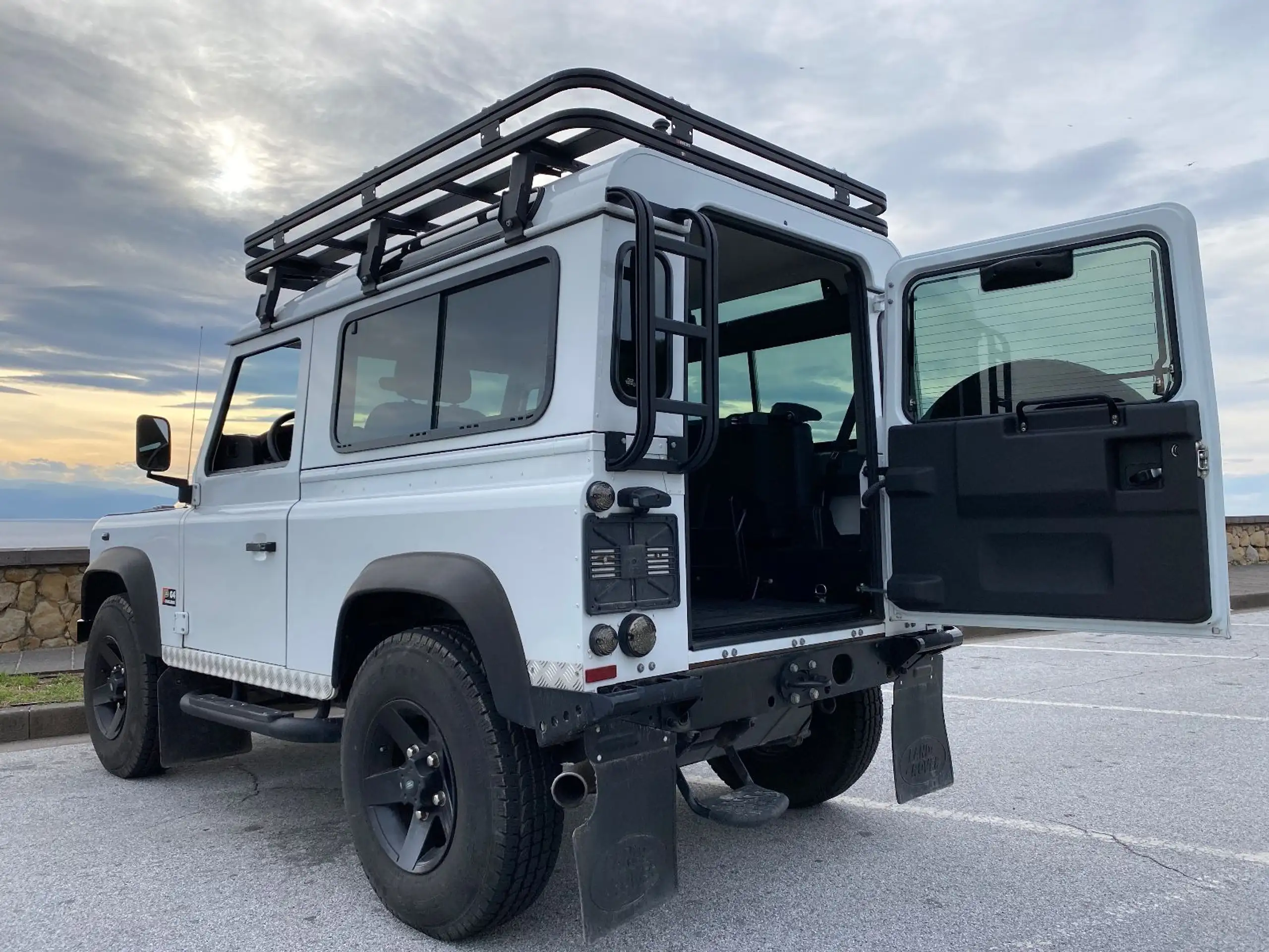 Land Rover - Defender