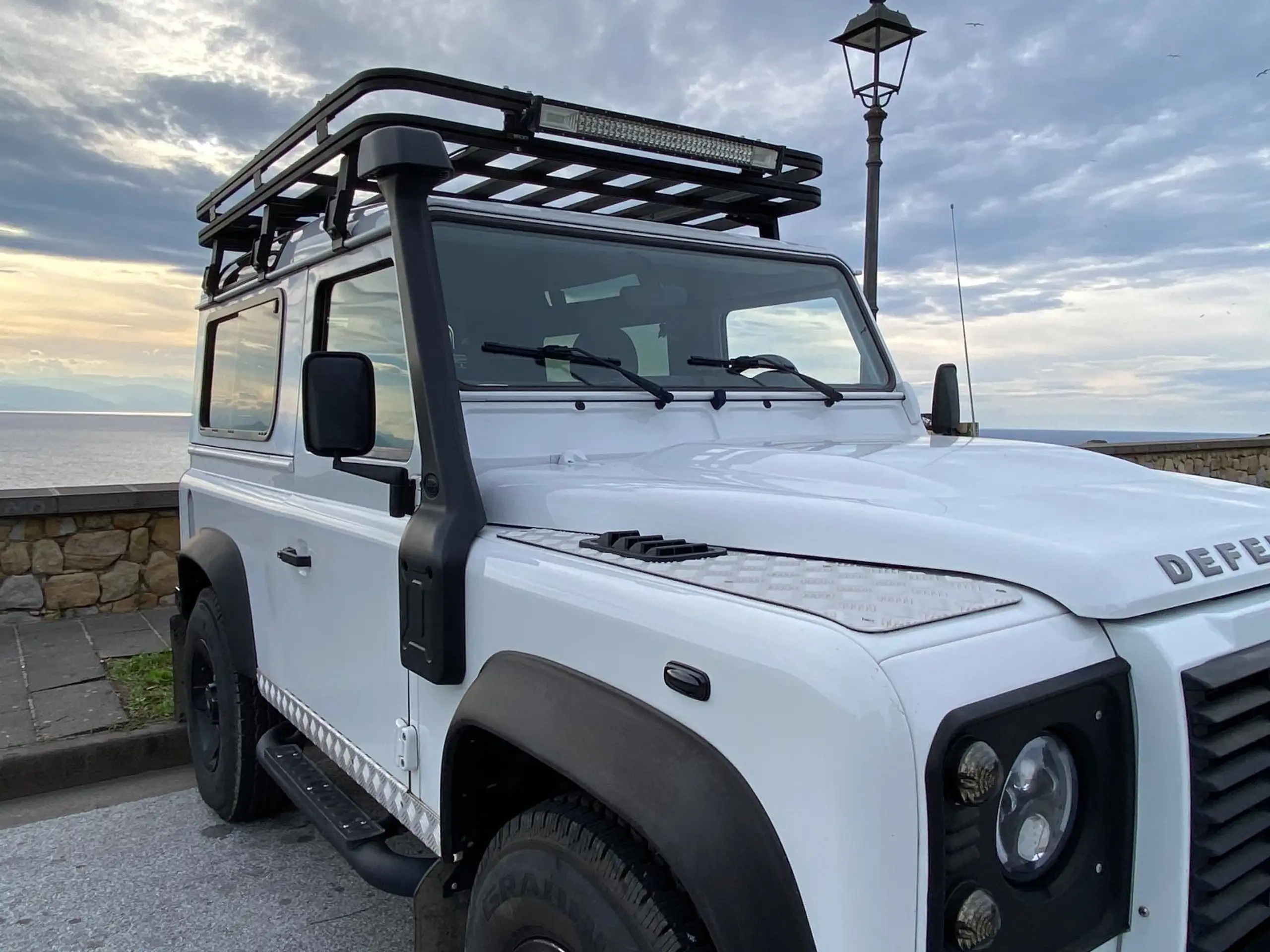 Land Rover - Defender