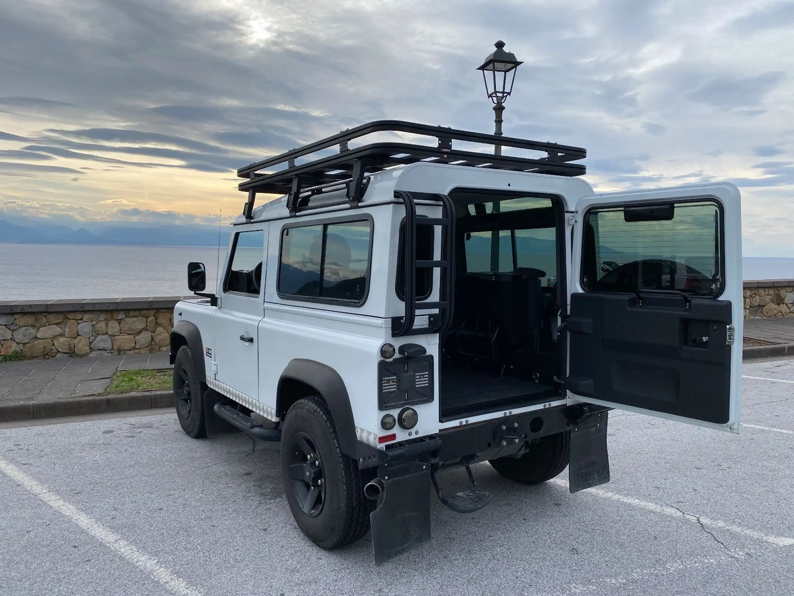 Land Rover - Defender