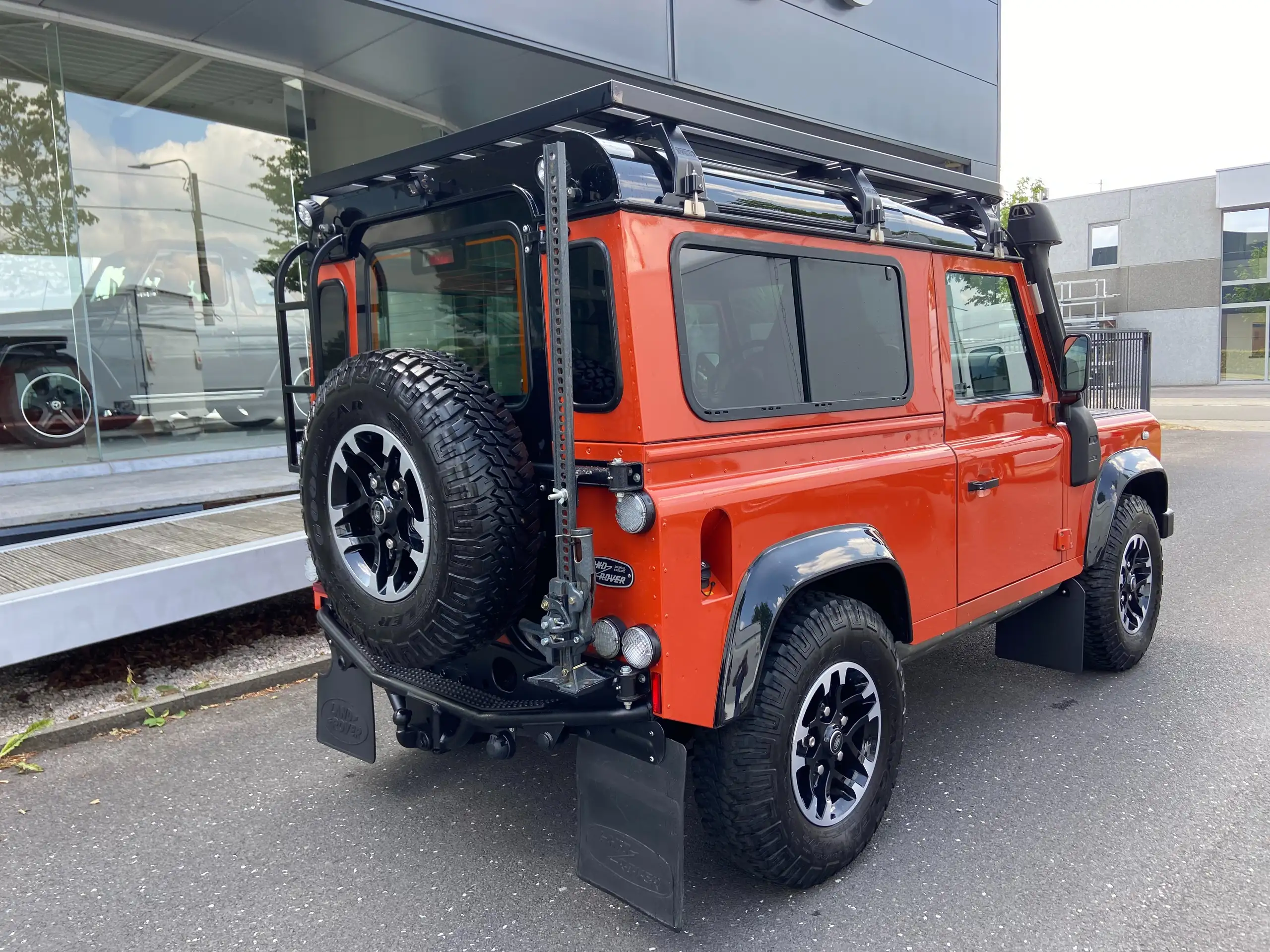 Land Rover - Defender