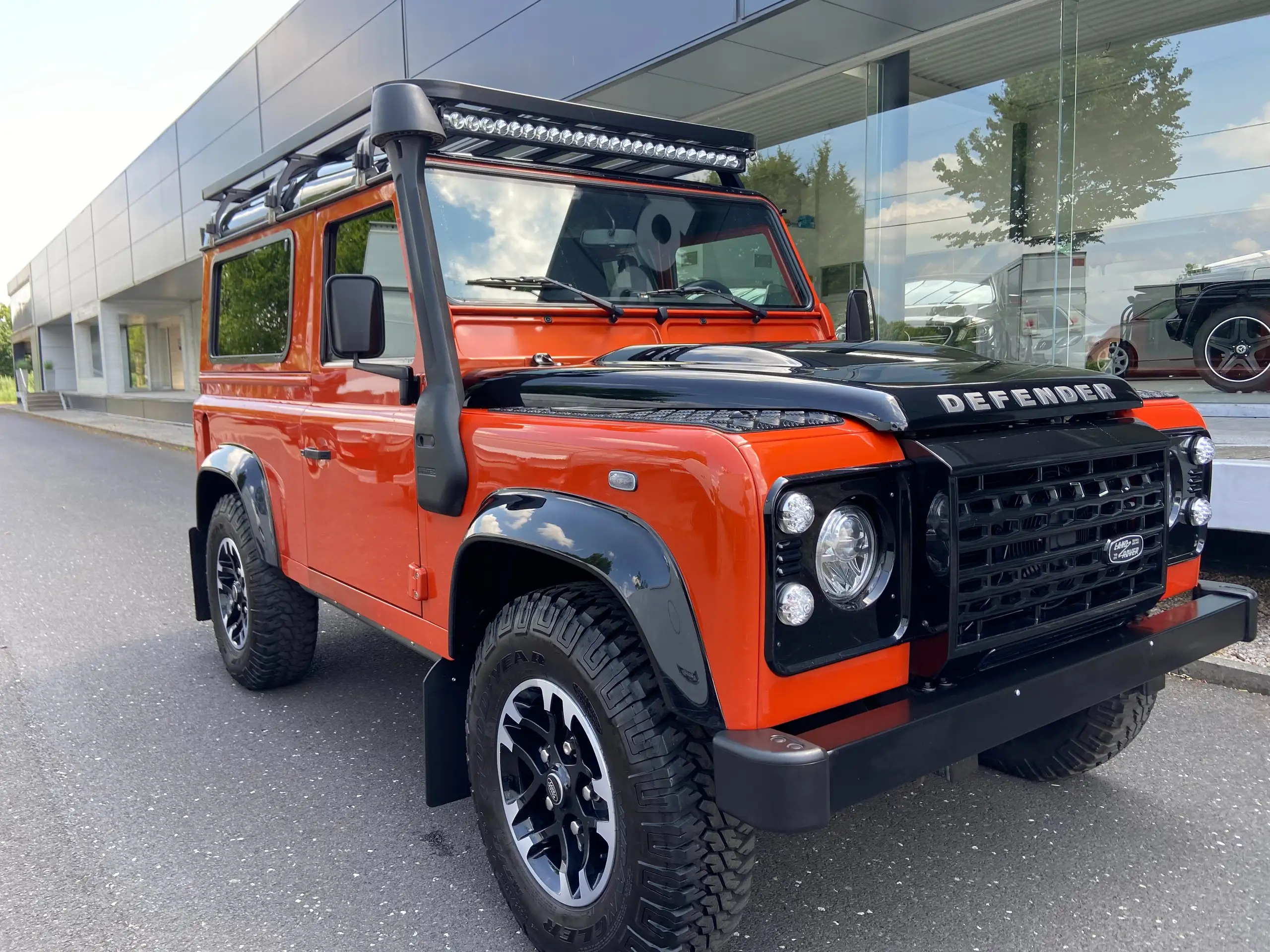 Land Rover - Defender