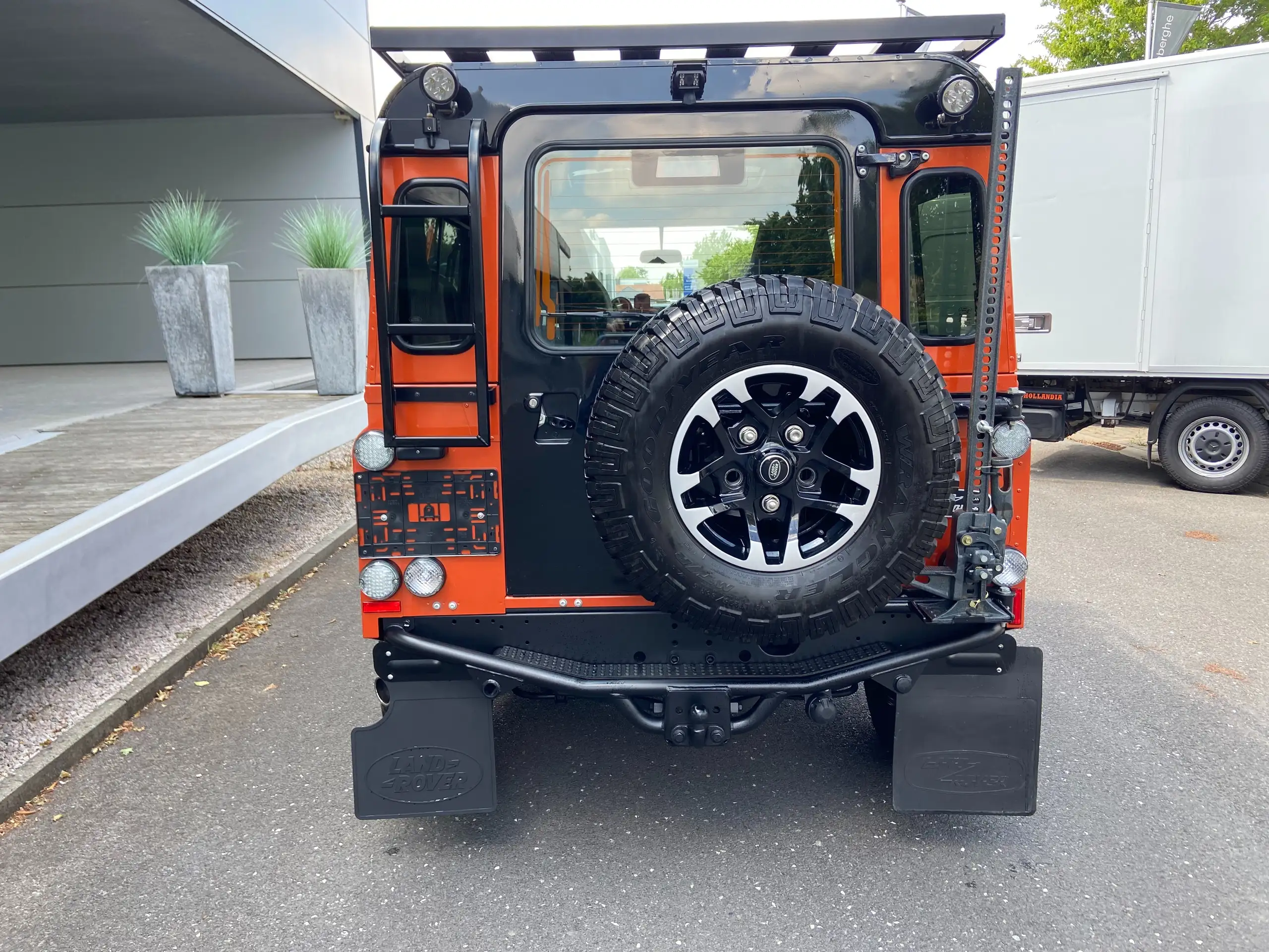 Land Rover - Defender