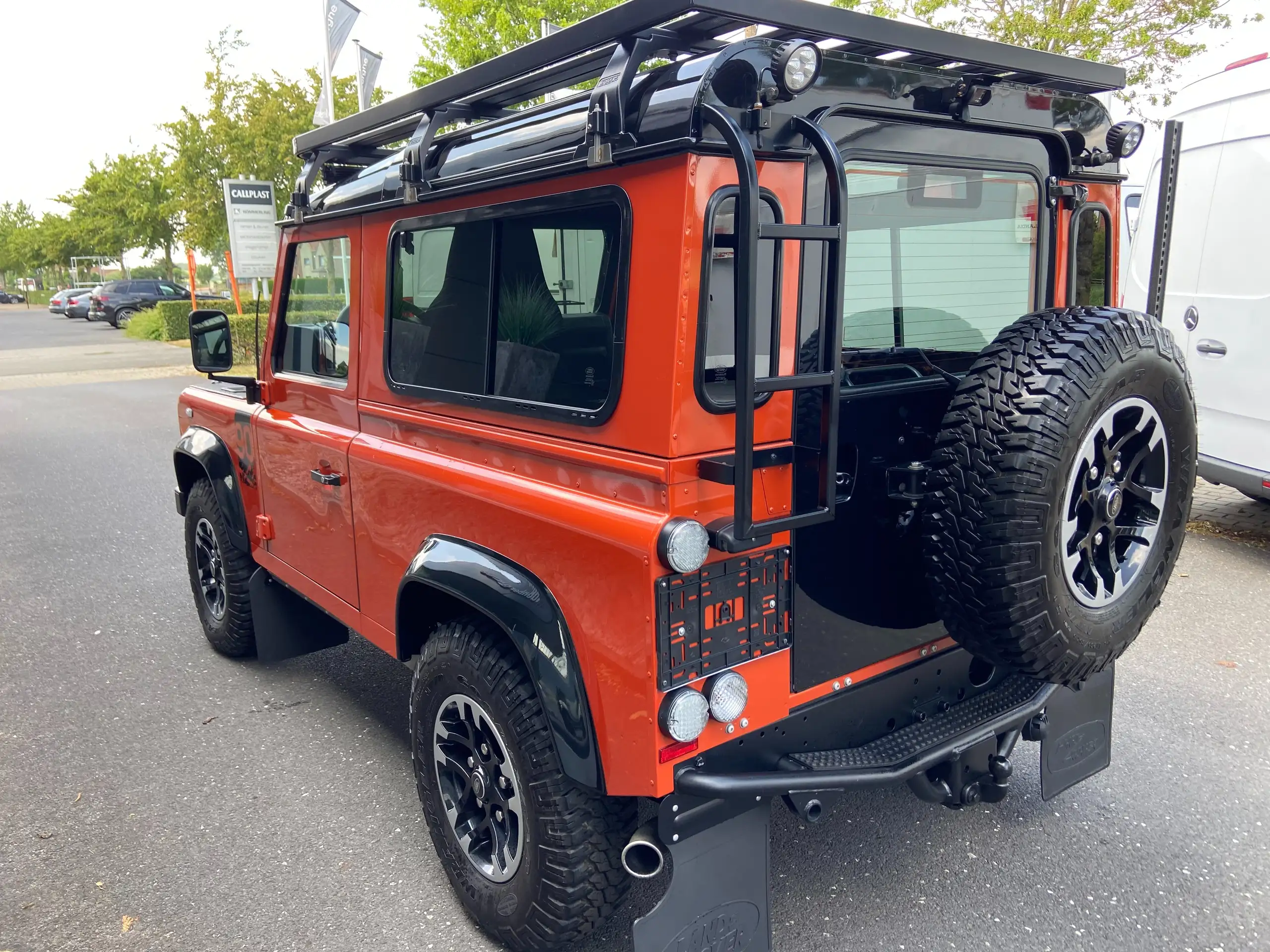 Land Rover - Defender