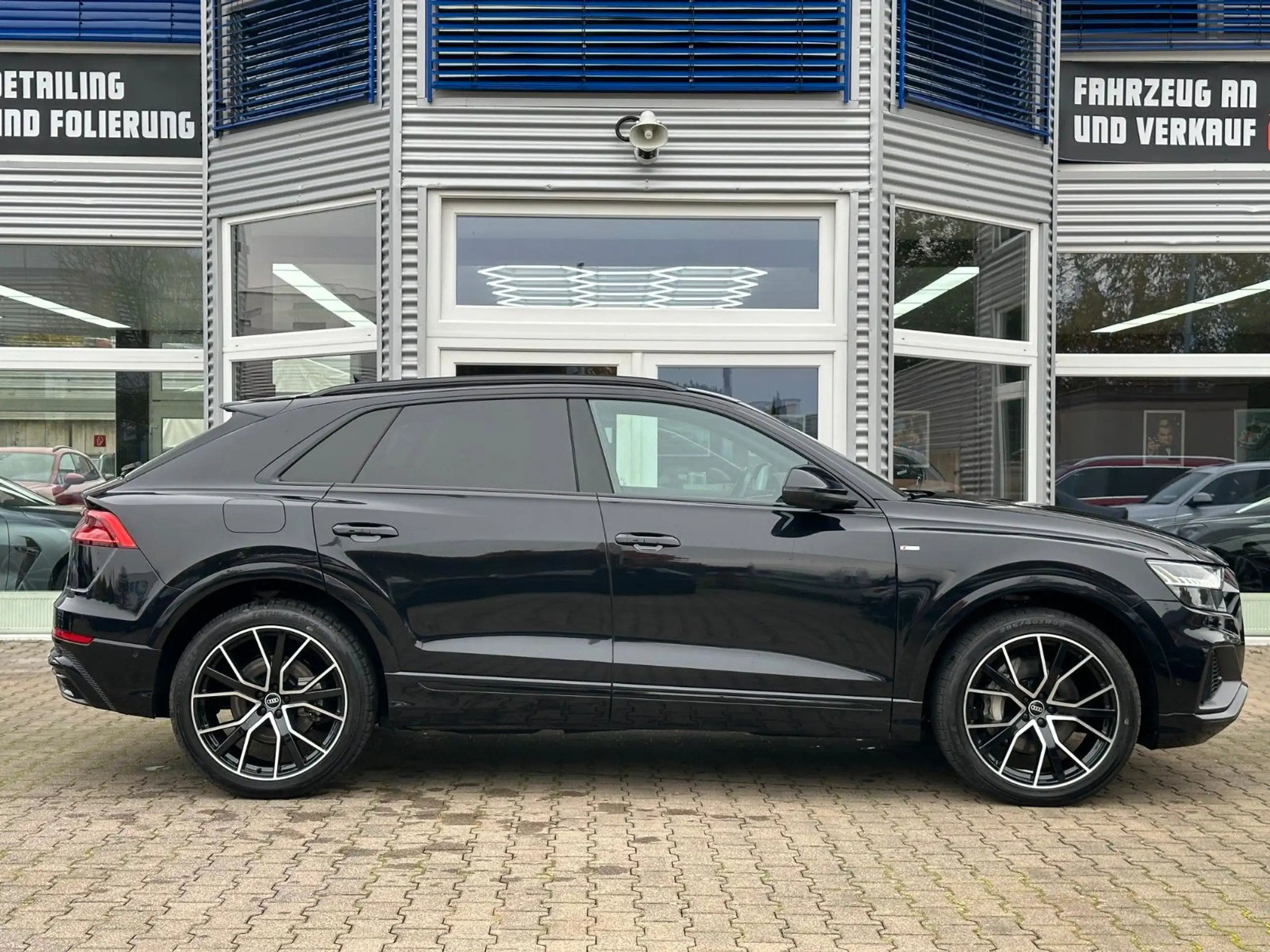 Audi - Q8