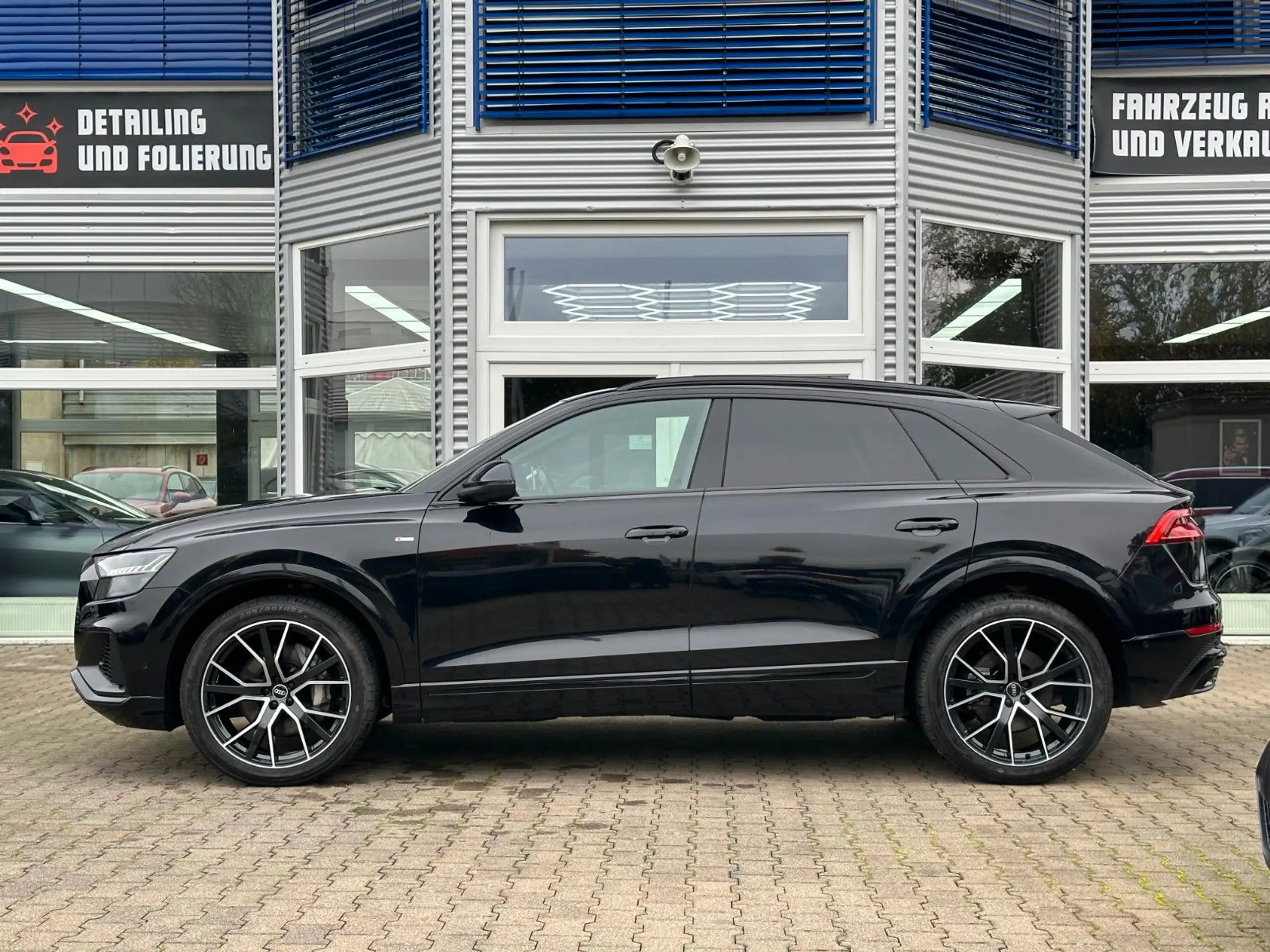 Audi - Q8