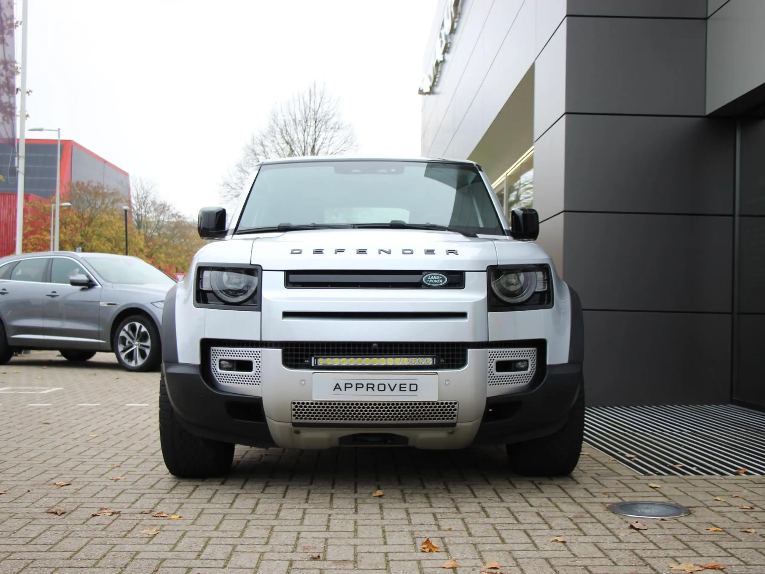 Land Rover - Defender