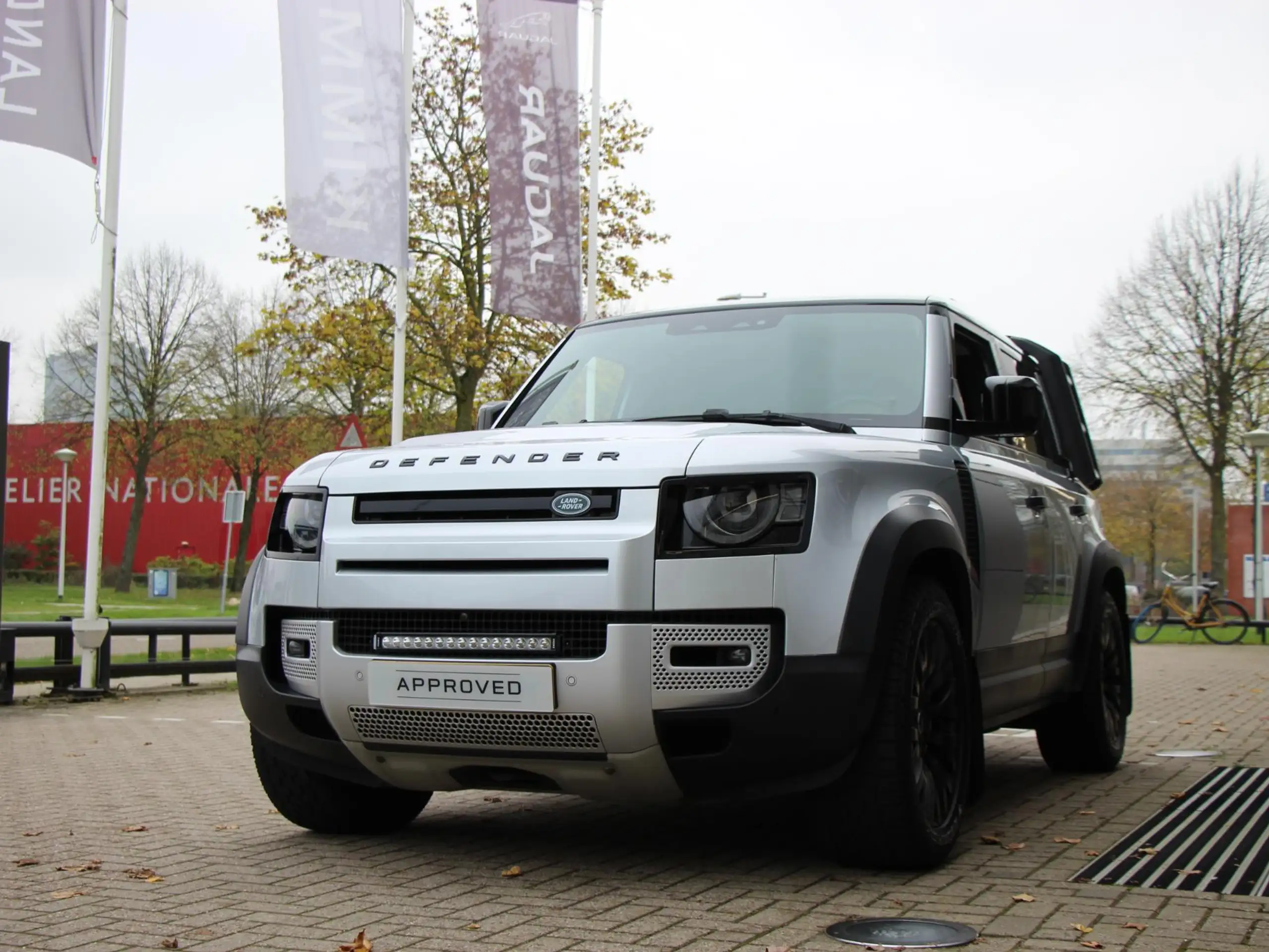 Land Rover - Defender