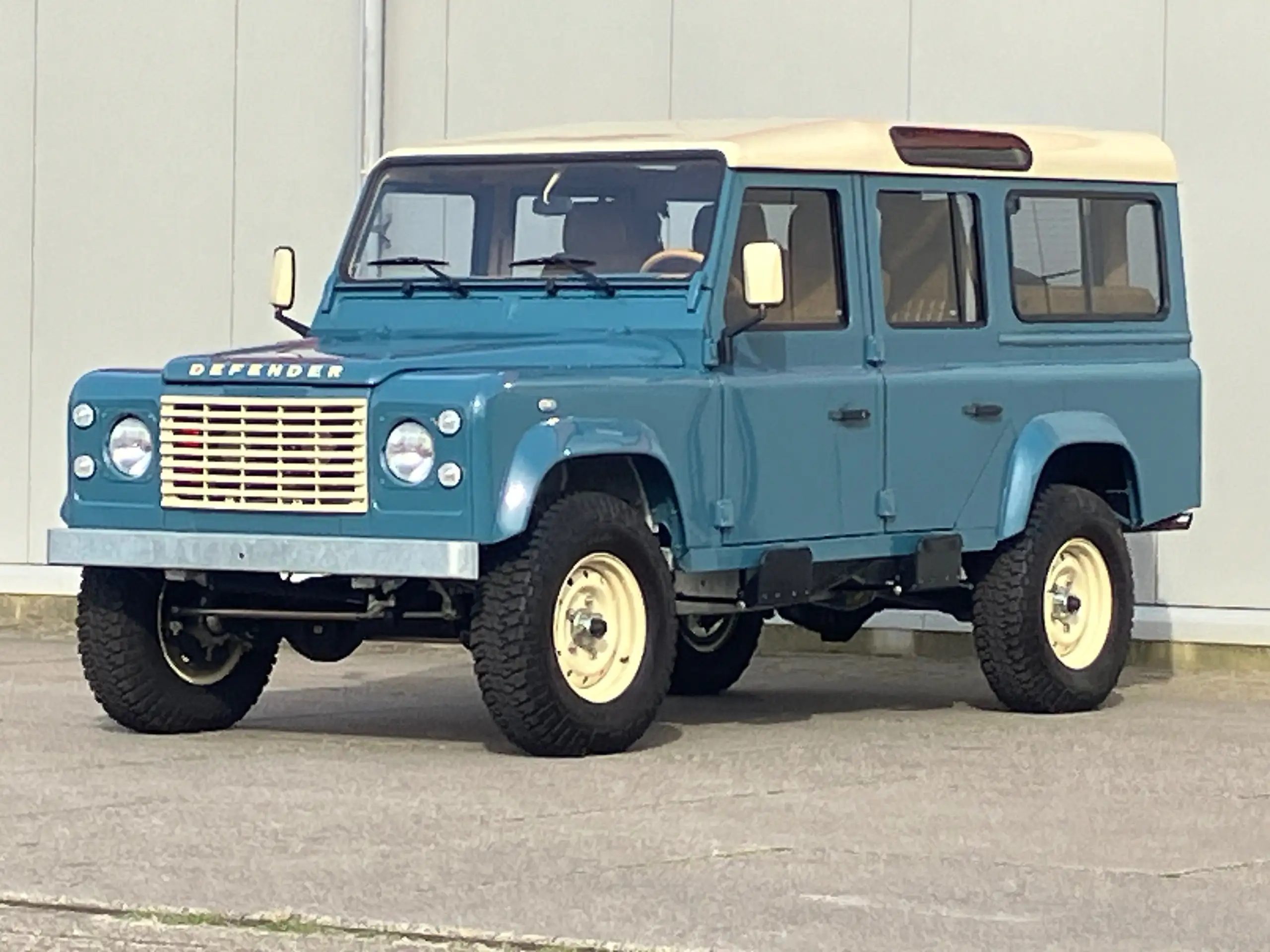 Land Rover - Defender