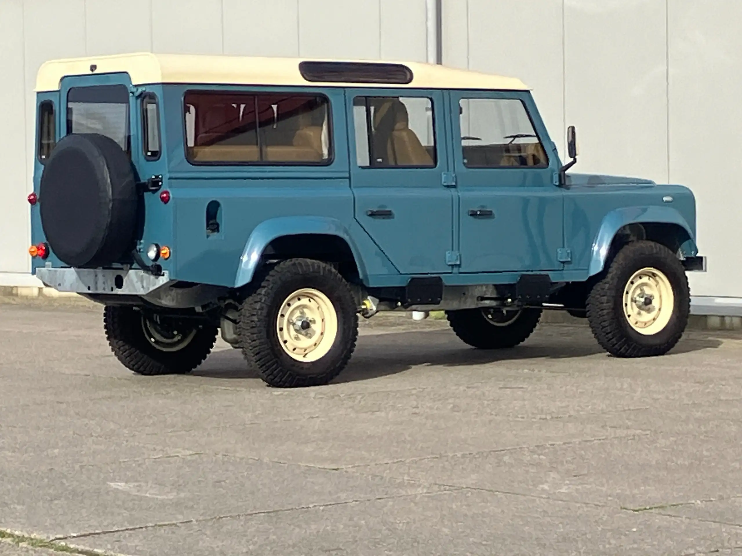 Land Rover - Defender