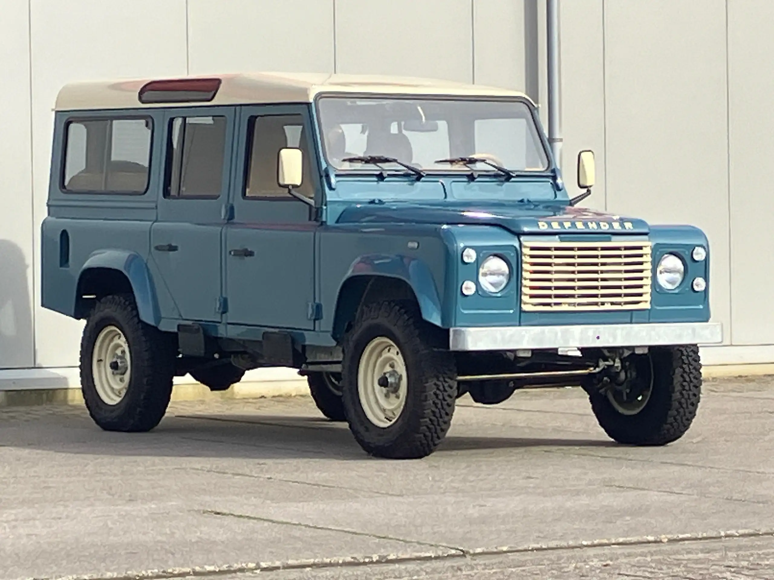 Land Rover - Defender