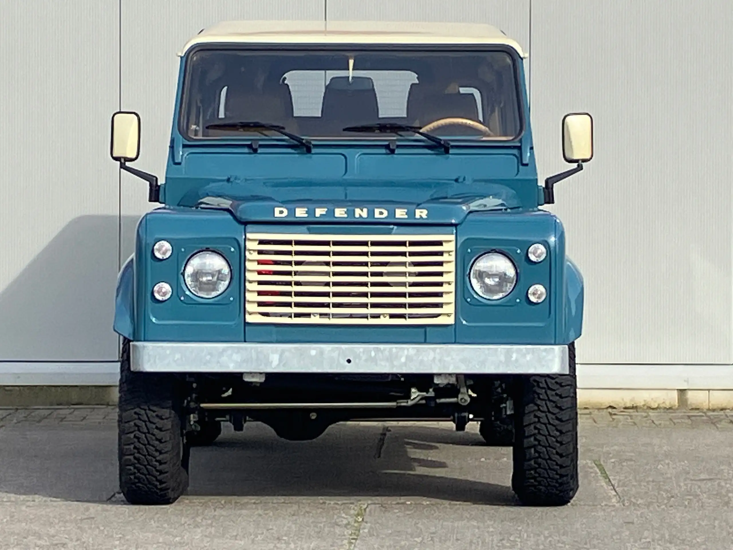 Land Rover - Defender