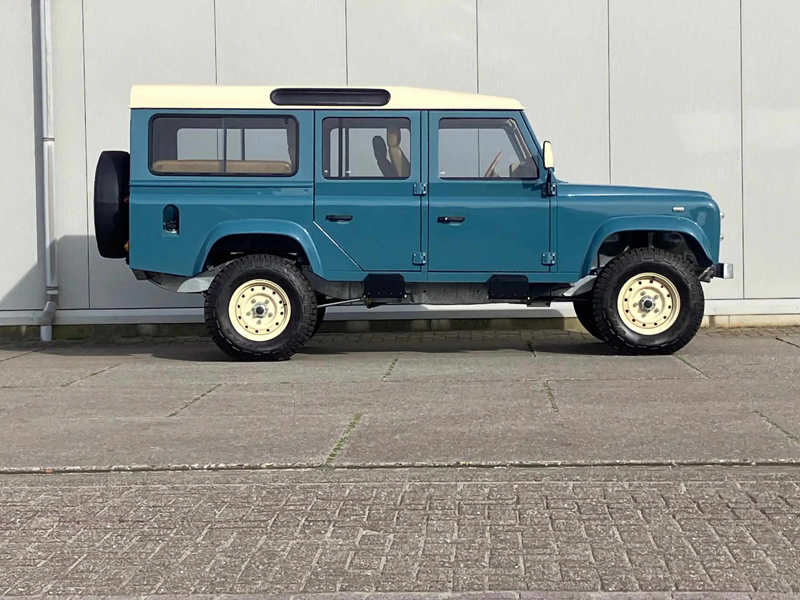 Land Rover - Defender