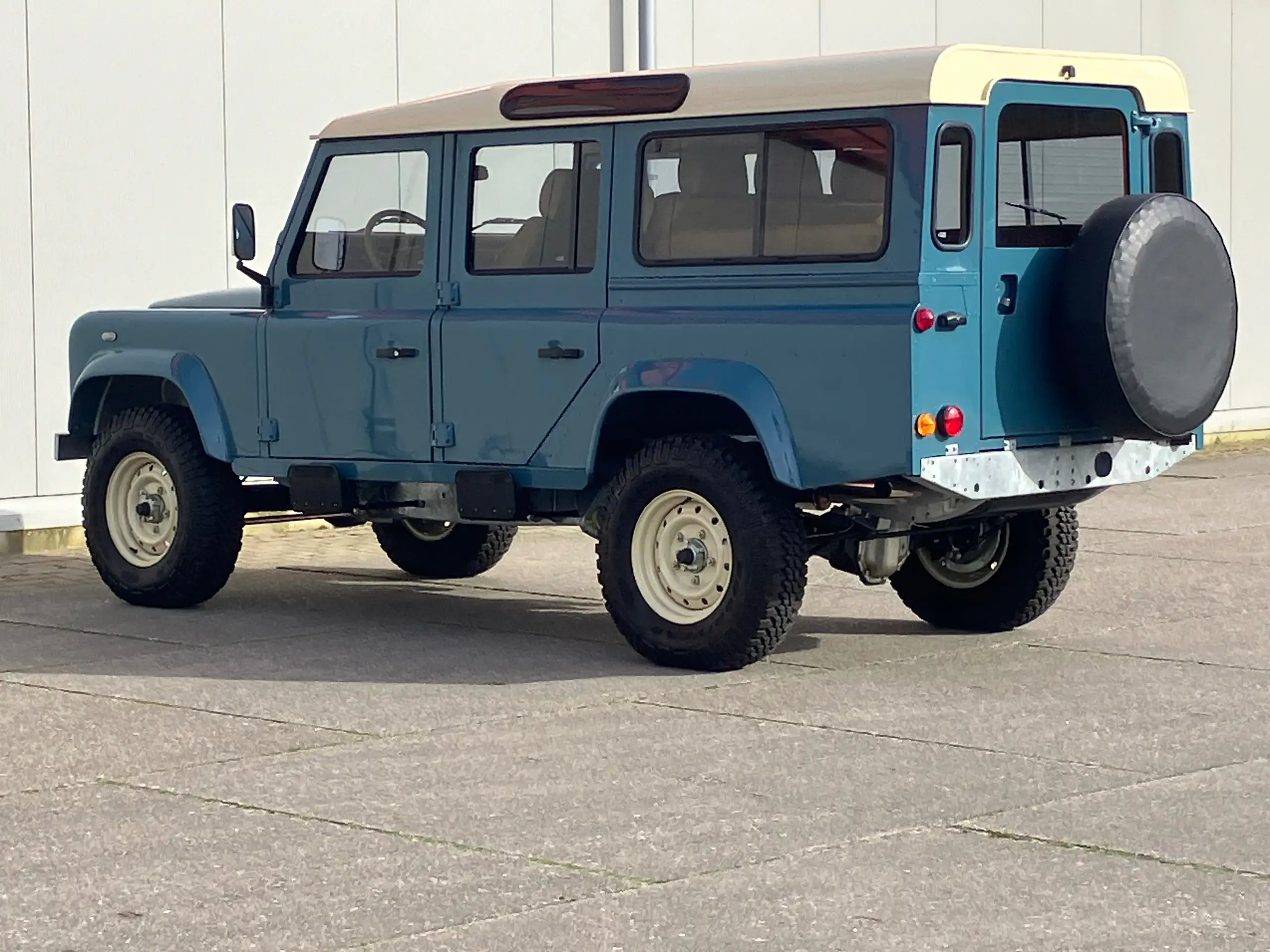 Land Rover - Defender