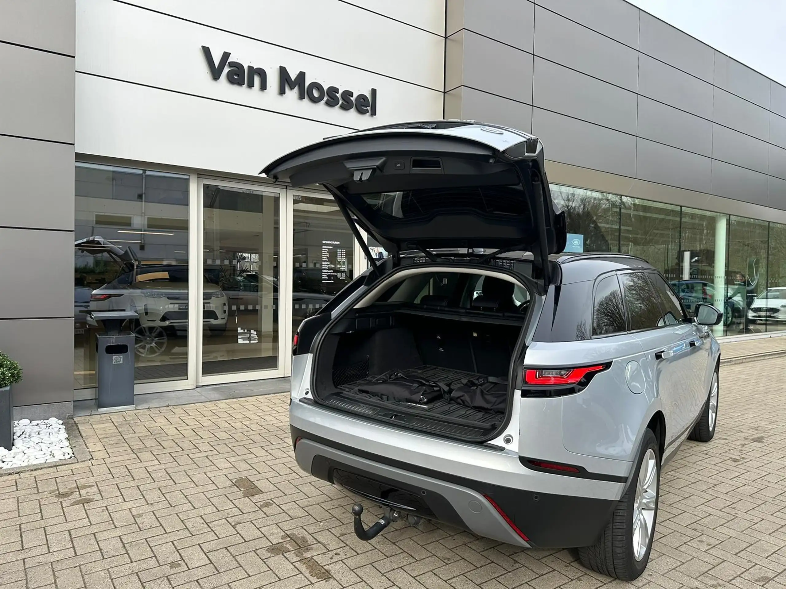 Land Rover - Range Rover Velar